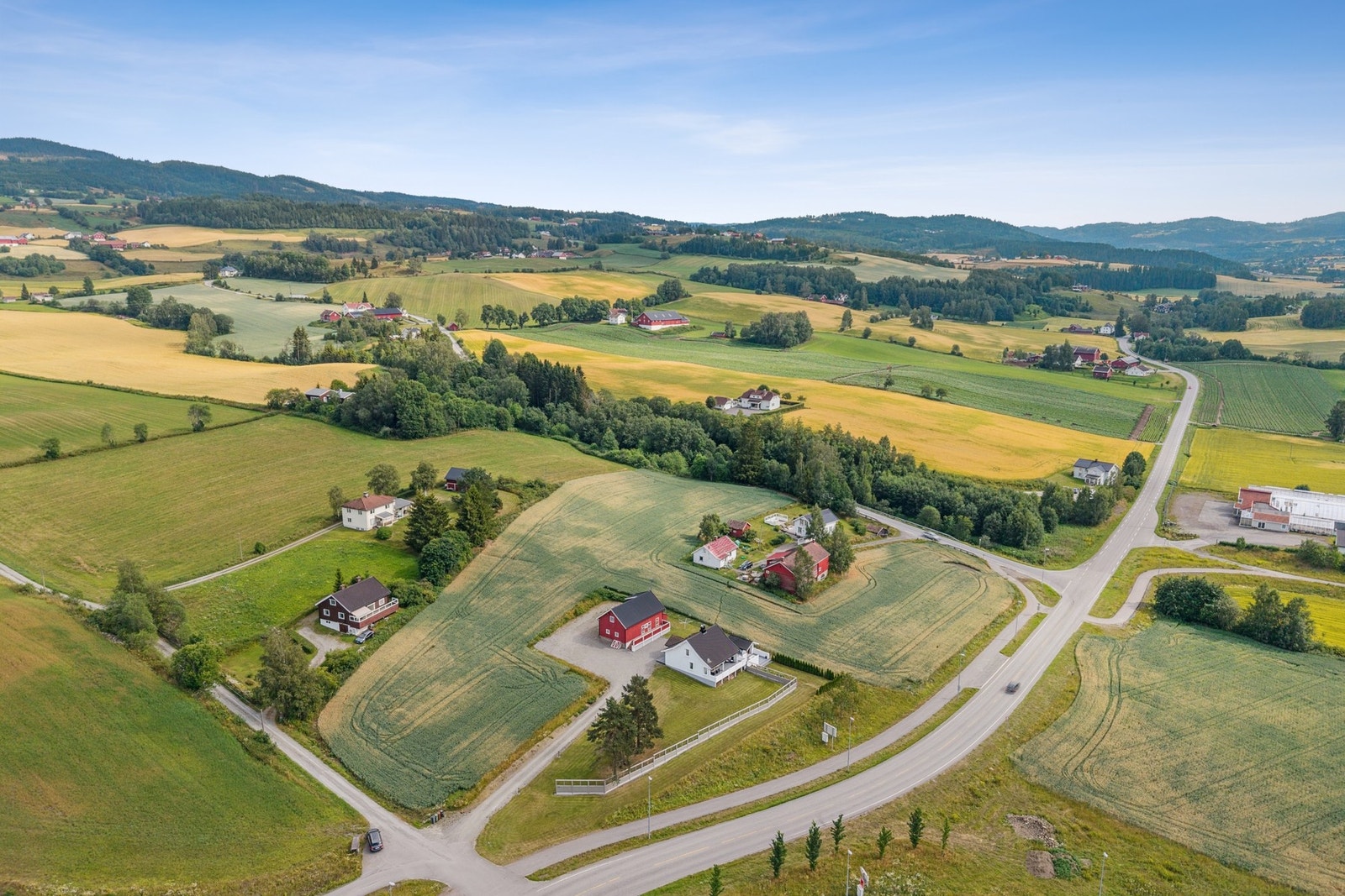 Et sjarmerende minibruk i landlige omgivelser, like utenfor Gran sentrum. Galleribilde