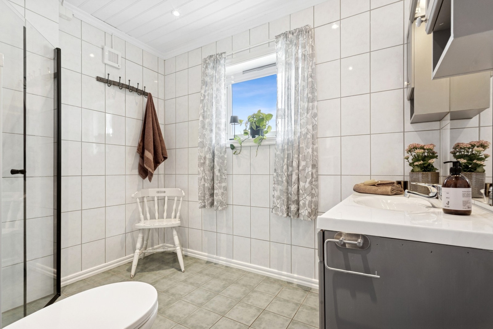 I boligen er det et pent flislagtbaderom med elektriske varmekabler. Galleribilde