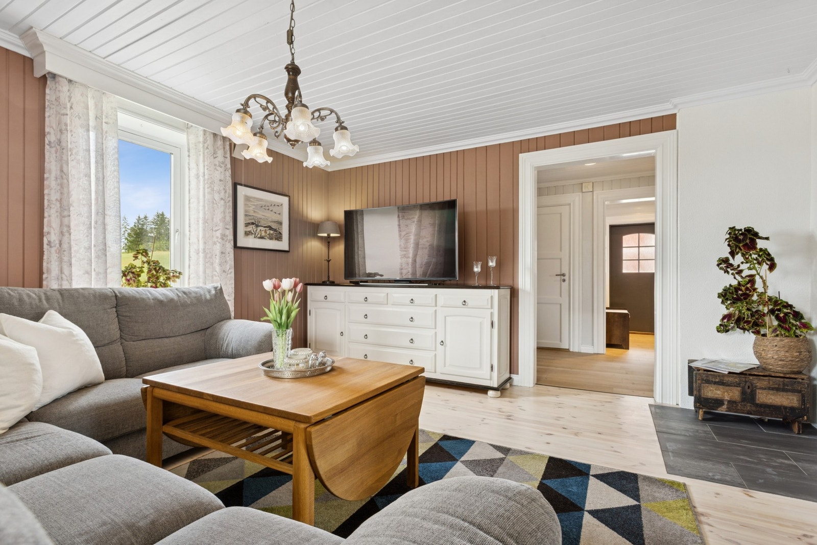 Her er det god plass til både en komfortabel sofagruppe, spisebord og annet ønsket møblement. Galleribilde