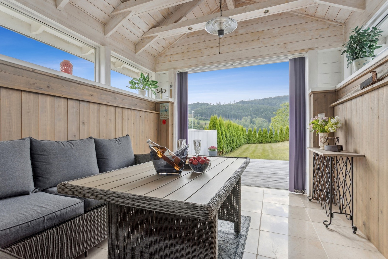 Her kan du nyte lune kvelder i en koselig utestue med marmor importert fra Italia. Galleribilde