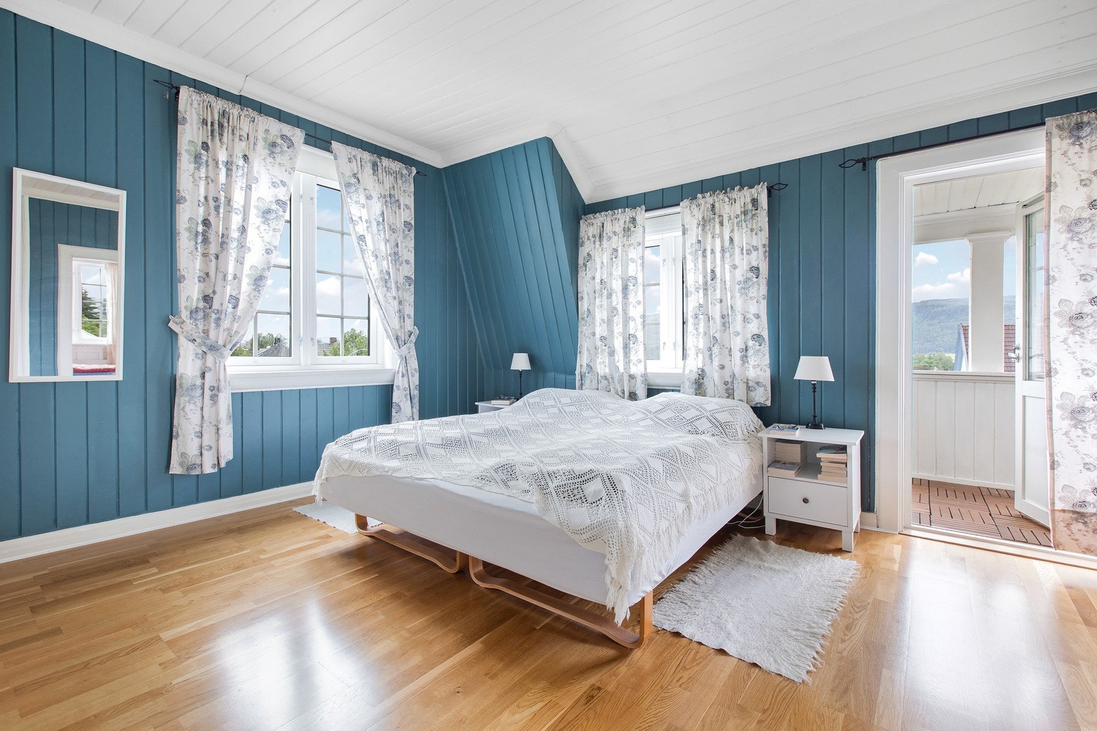 Et av de staselige soverommene i 2. etasje med god plass til dobbeltseng og tilhørende møbler. Galleribilde