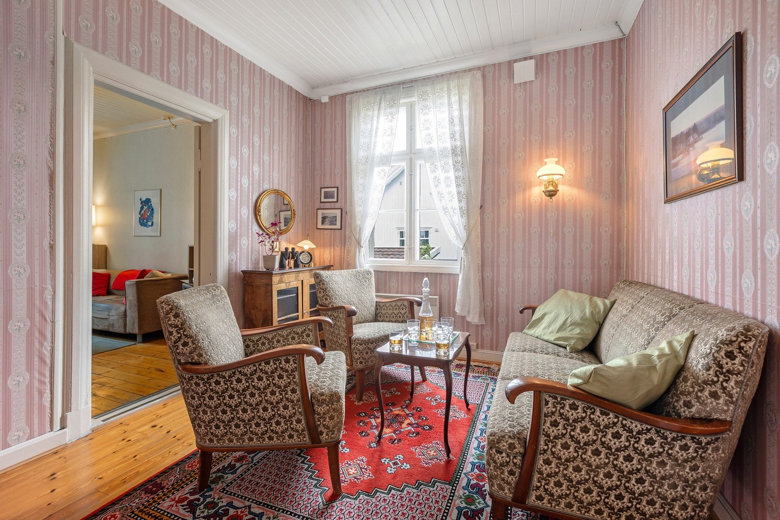 Her fra en av de tre stuene, nok et koselig rom med minner fra fordums tid. Galleribilde