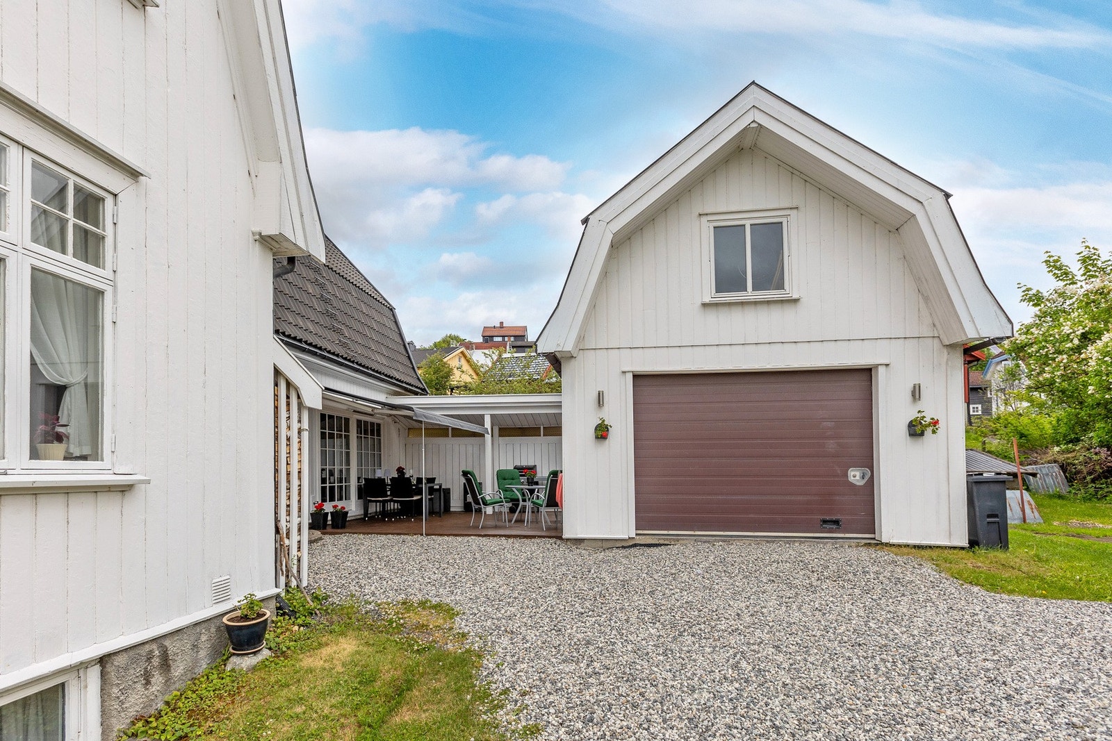 Med boligen følger også en flott garasje i samme stil som boligen. Galleribilde