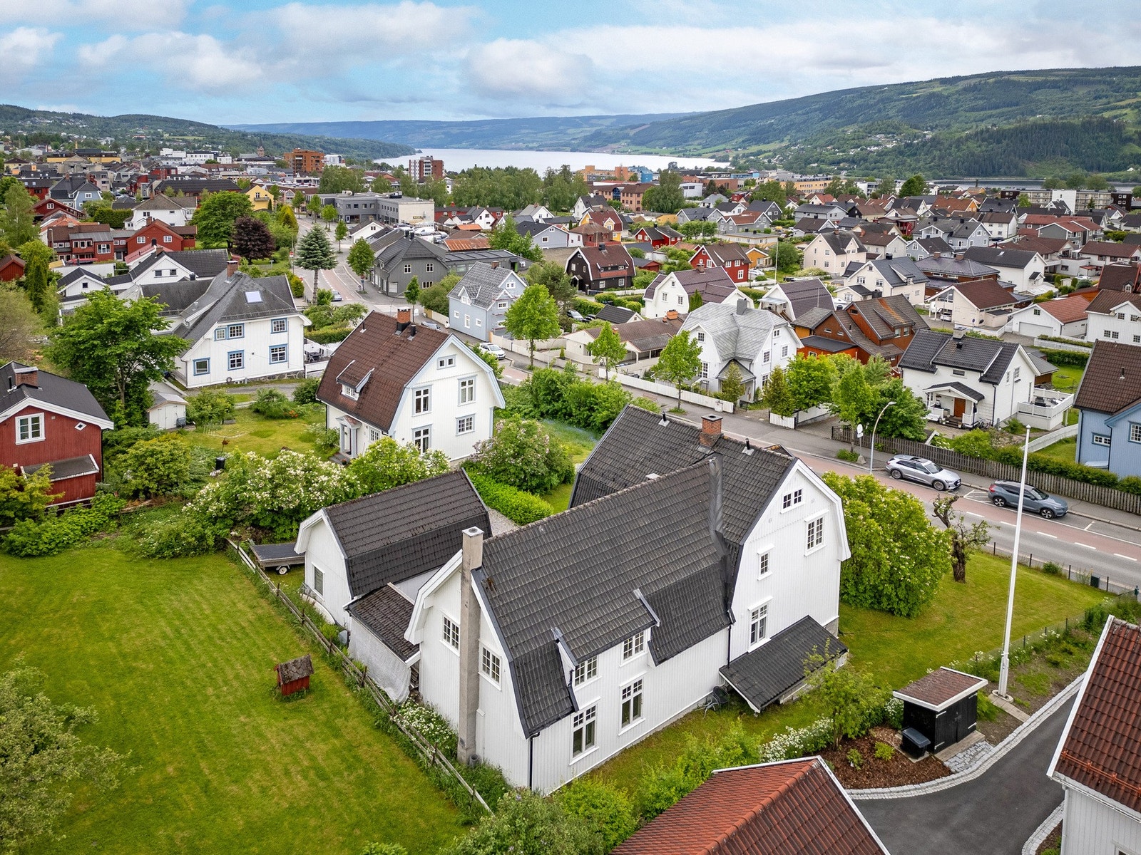 Eiendommen består av en enebolig over 2 etasjer og delvis innredet kjeller med hybel samt innredet loft. Galleribilde