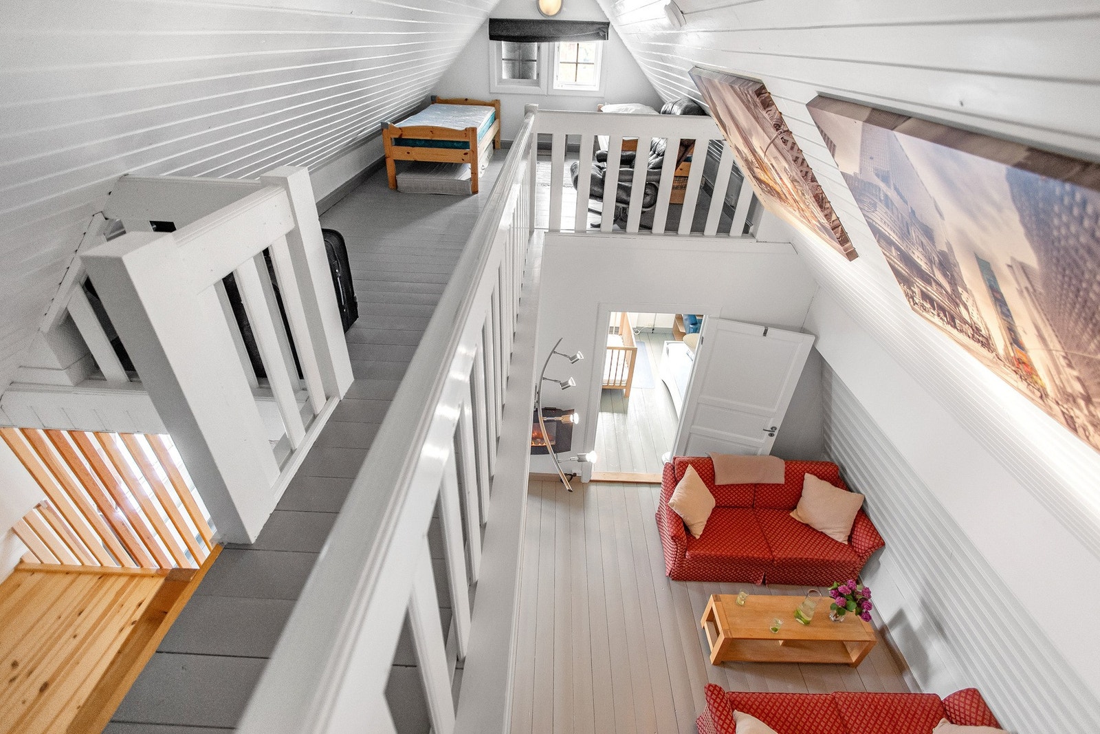 Utsikt fra loftsetasjen og ned til stuen i 2. etasje. Galleribilde