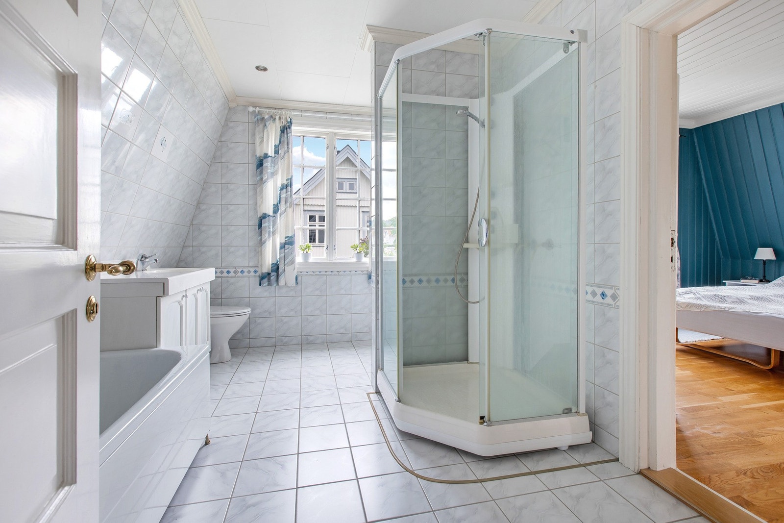 Badet er innredet med dusjkabinett. Galleribilde