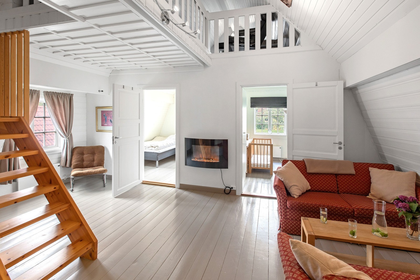 Her fra stuen i 2. etasje med elektrisk peis for hygge og stemning. Galleribilde