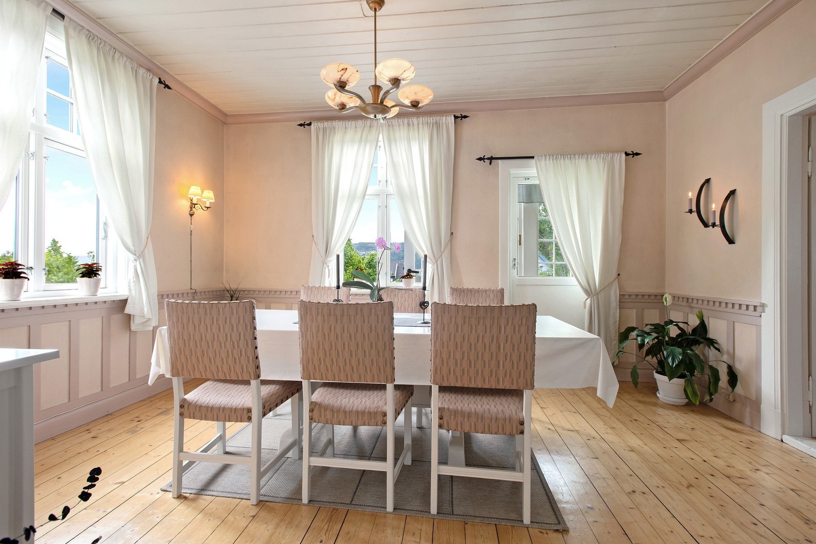 Rommet har mye lysinnslipp fra flere vinduer. Galleribilde