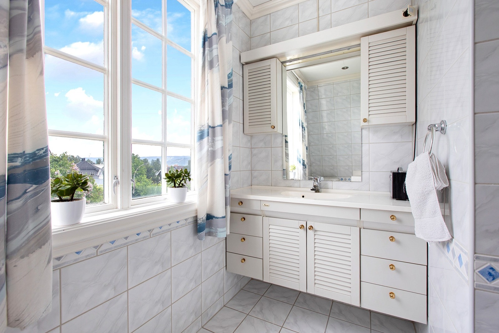 Badet i 2. etasje har flislagte gulv og vegger. Galleribilde