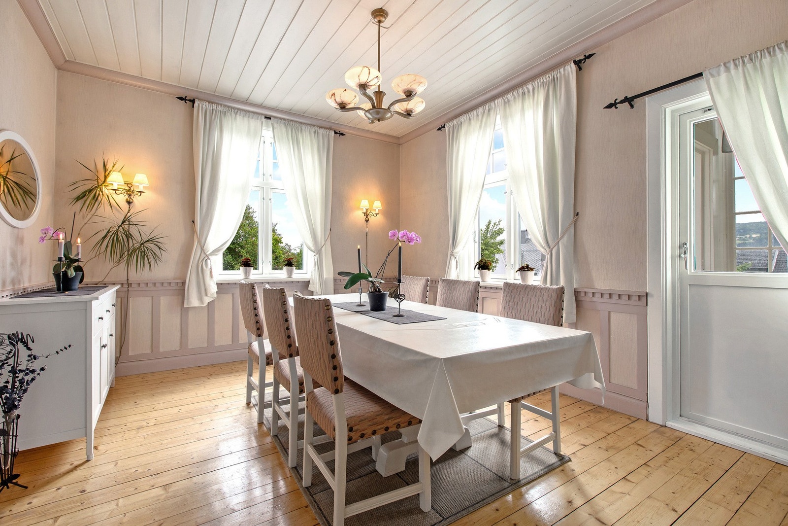 I 1. etasjen finner man en koselig spisestue med brystning og tapet på veggene. Galleribilde