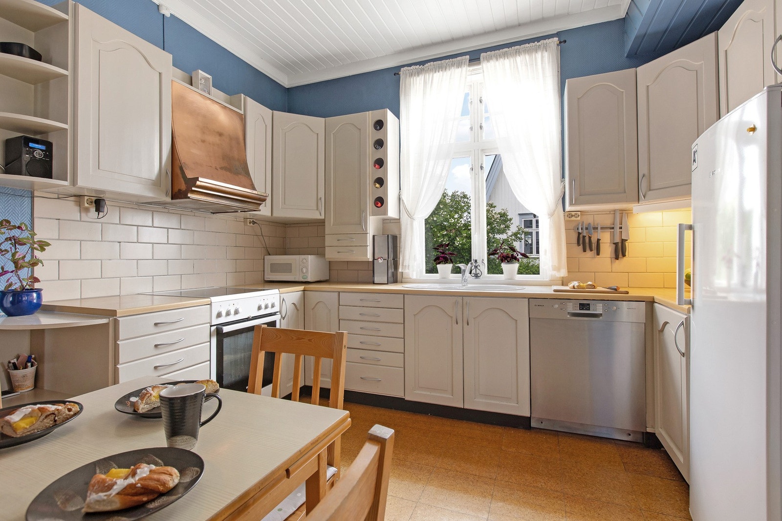 Kjøkkenet ligger i eget rom og er innredet i en praktisk form, og har godt med både skap- og benkeplass. Galleribilde