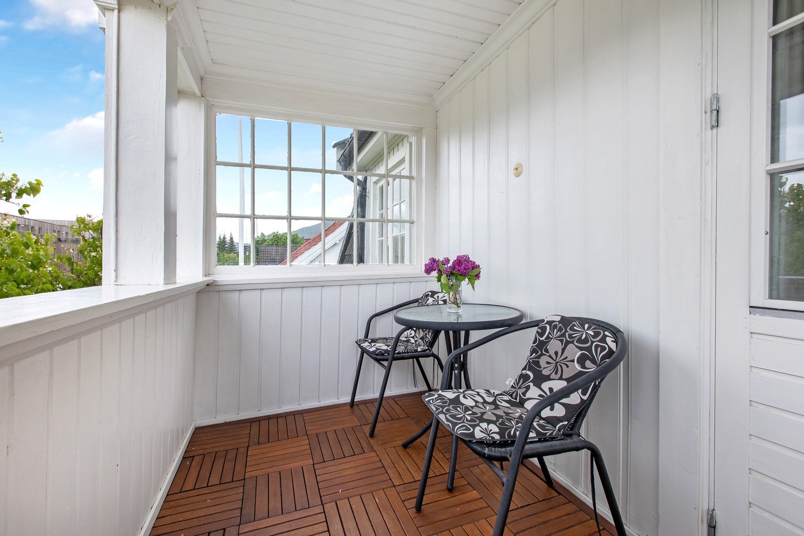 Fra hovedsoverommet er det dør ut til en takoverbygd balkong. Galleribilde