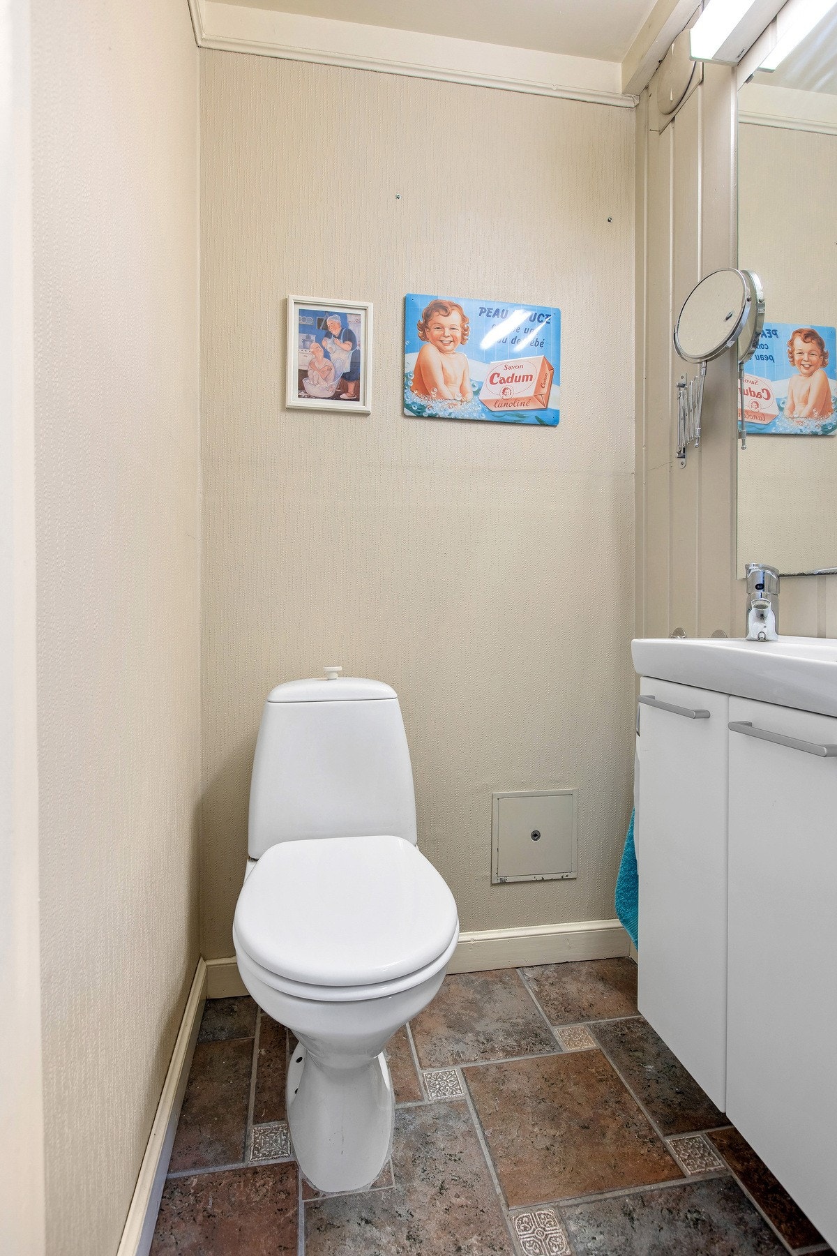 Ved inngang i første etasjen finner man også et eget WC rom med baderomsinnredning. Galleribilde