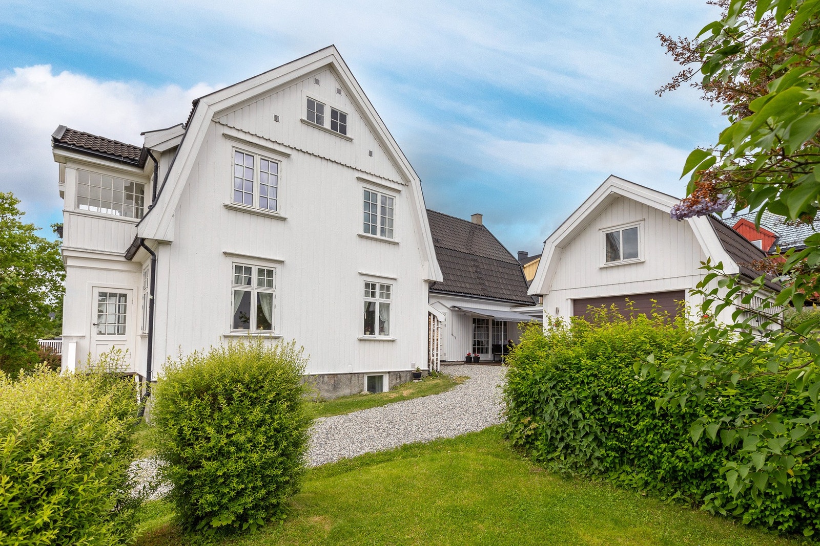 Hagen er pent opparbeidet med plenarealer, hekker, busker og annen beplantning. Galleribilde