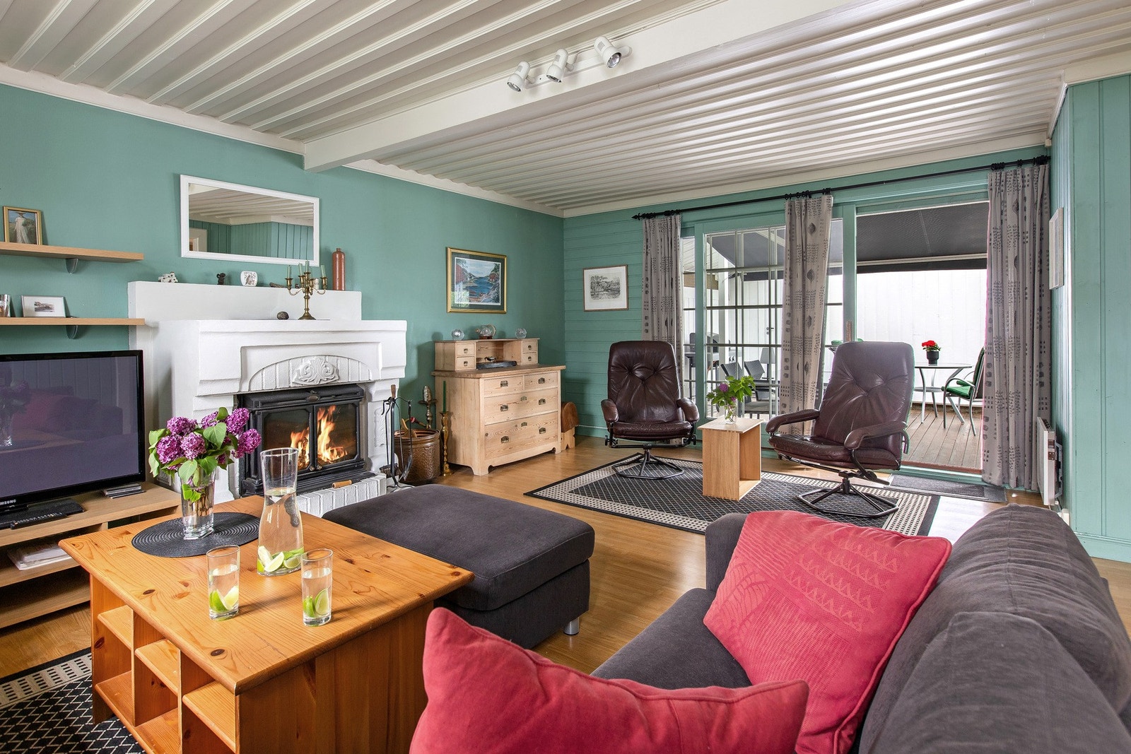 Utgang til verandaen fra denne stuen. Galleribilde