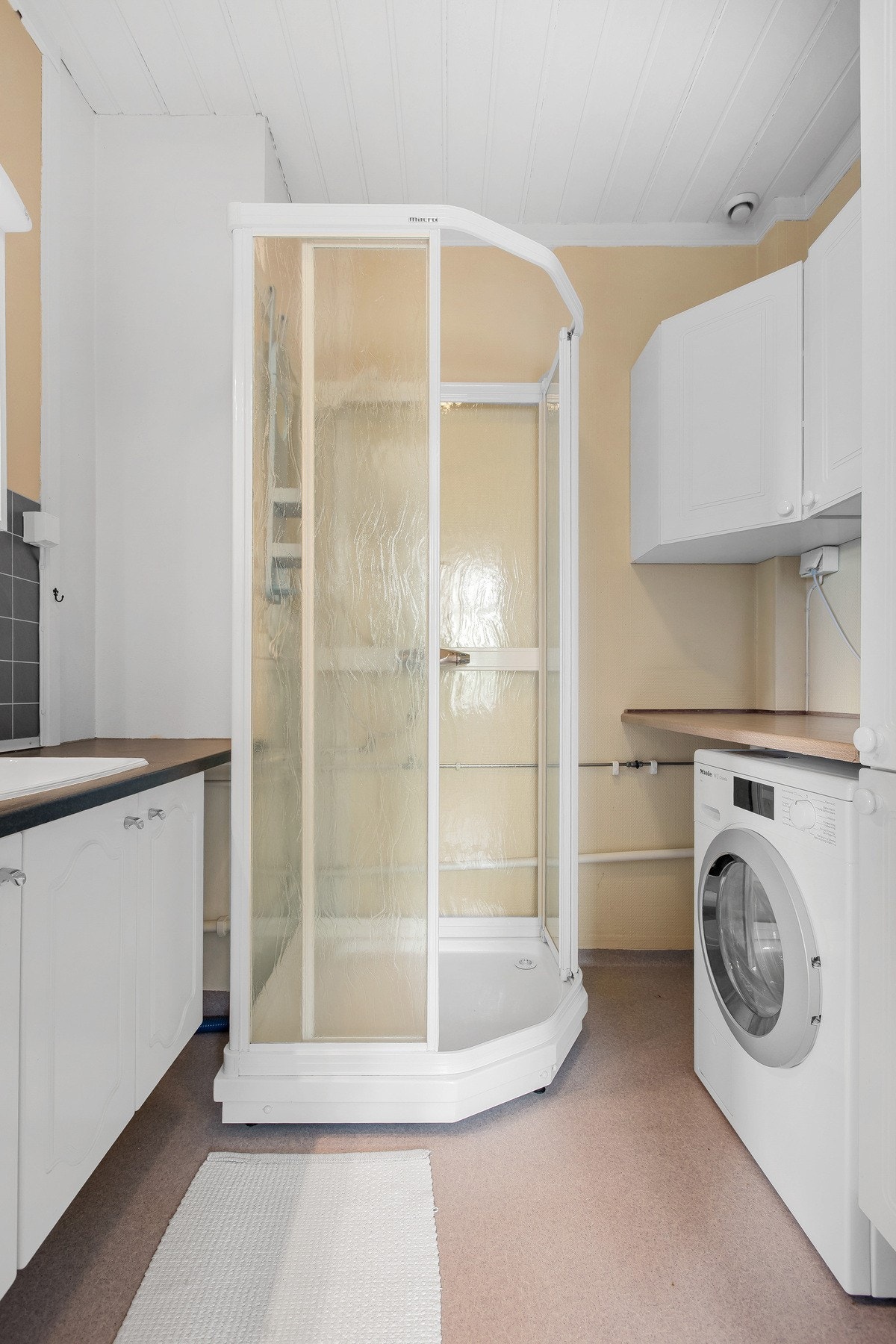 Bad i 1 etasjen er et kombinert bad/vaskerom. Galleribilde