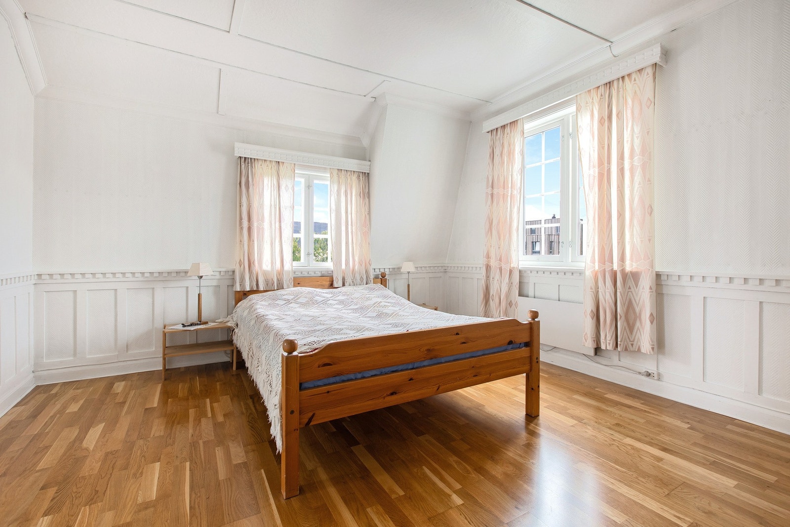 Et av de andre romslige soverommene i 2. etasje. Galleribilde