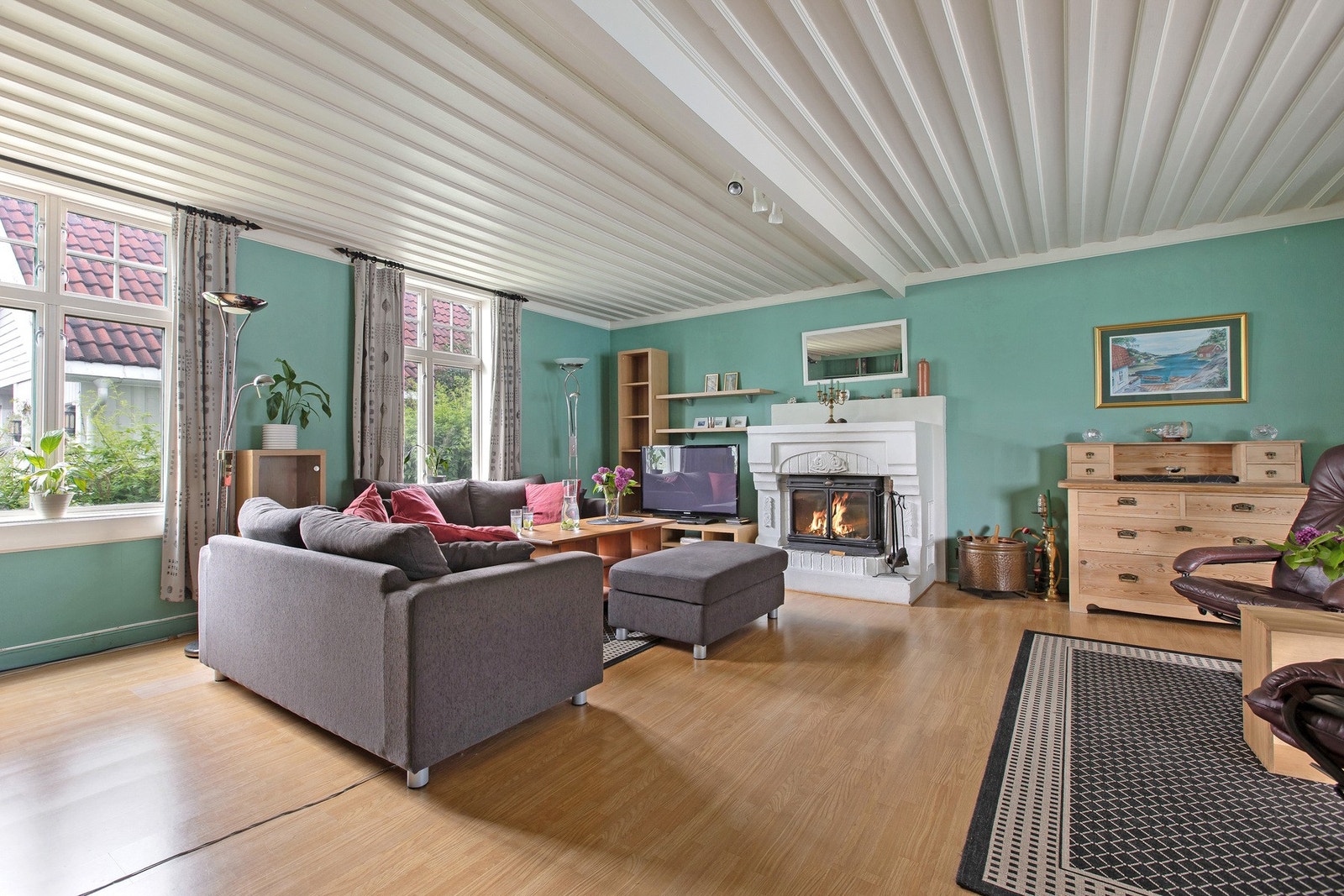 Den største stuen i boligens 1. etasje finner man en koselig lukket peis og rommet har god plass til møblering. Galleribilde