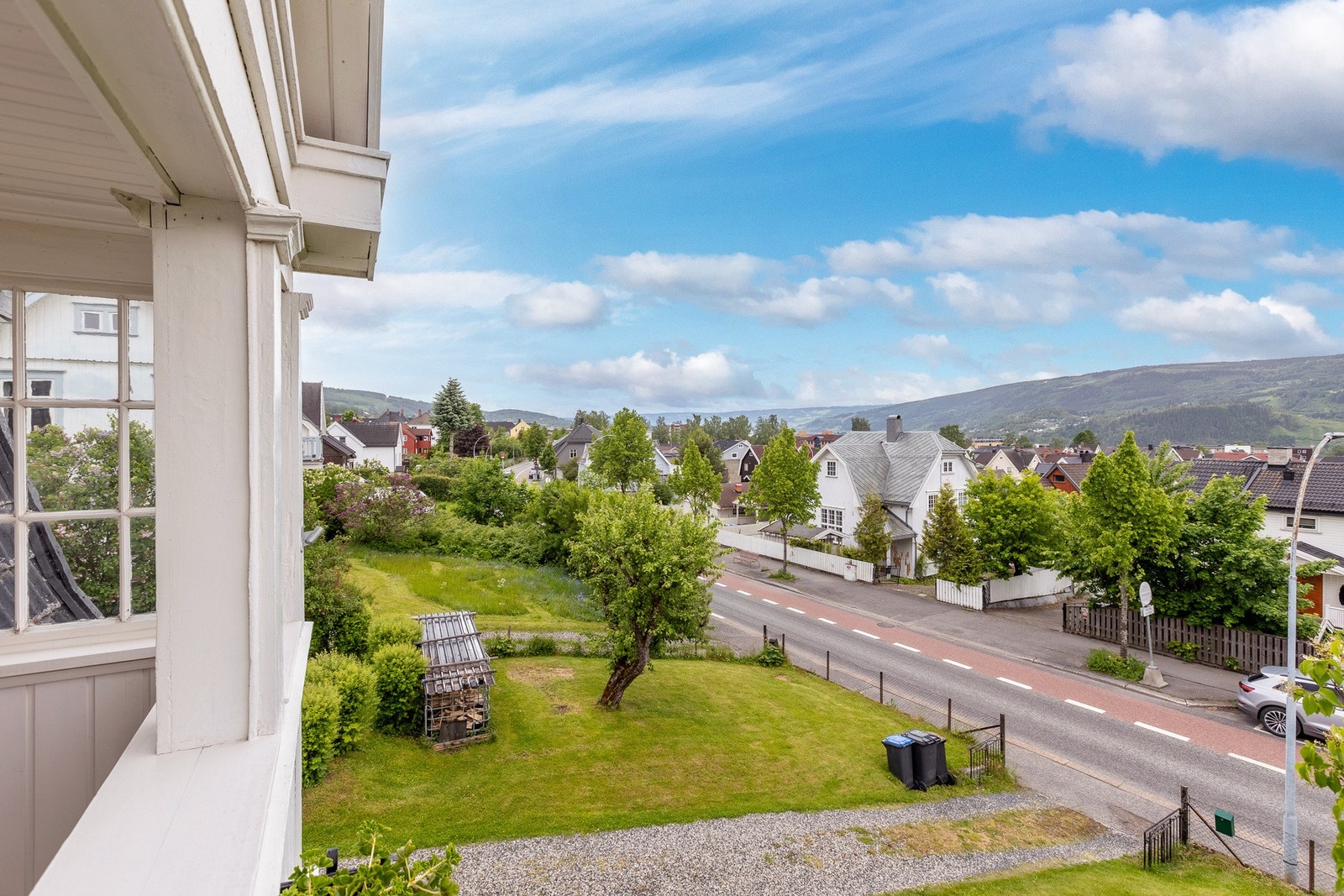 Nydelig utsikt mot byen fra balkongen i 2. etasjen. Galleribilde