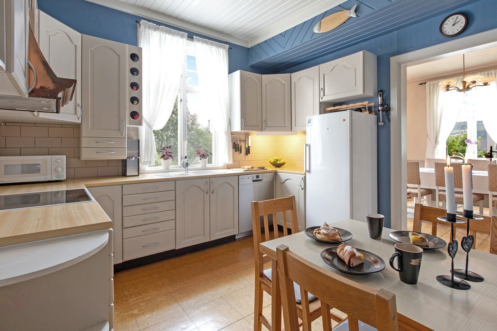 Koselig kjøkken i eget rom i 1. etasje. Galleribilde