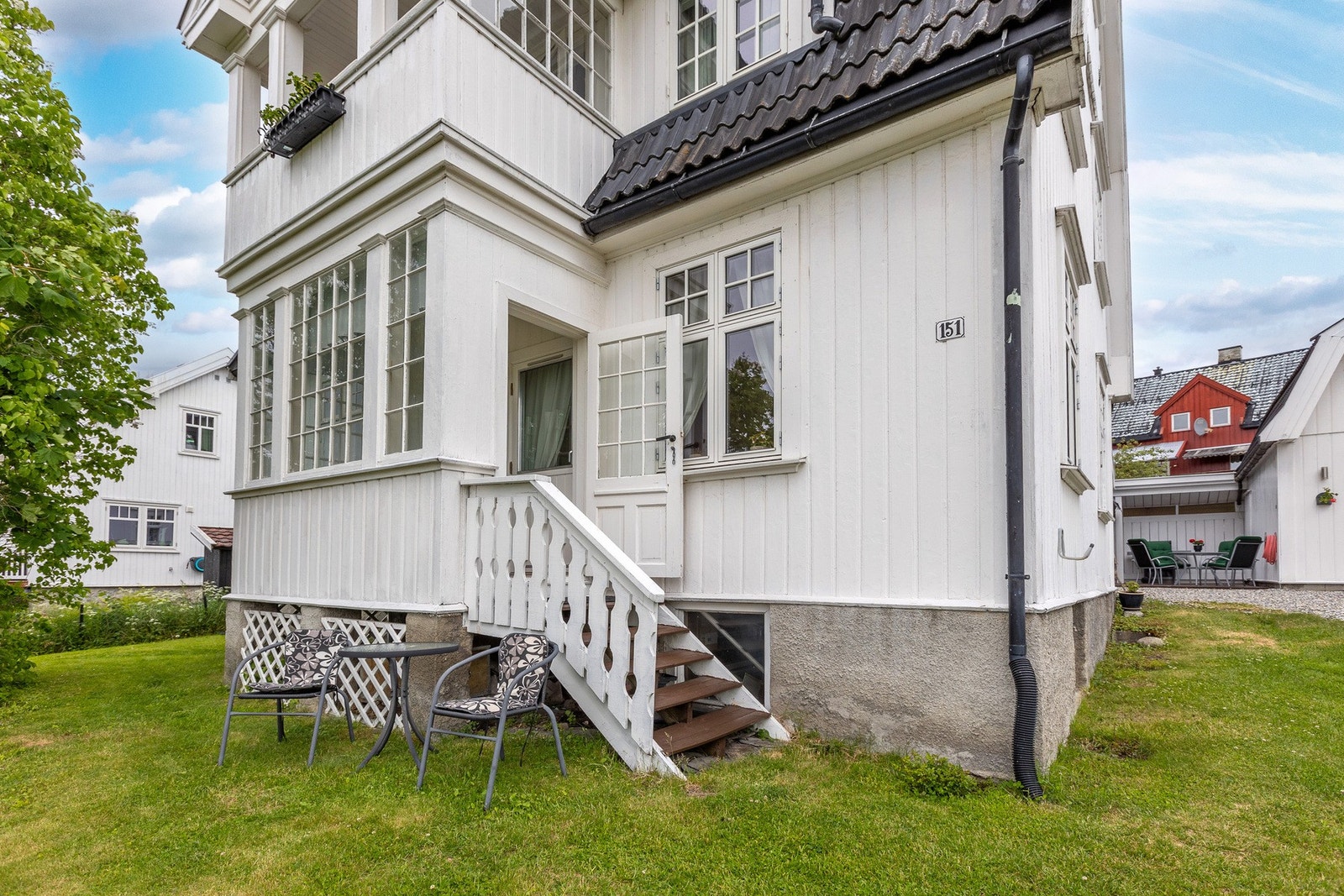 Utgang fra innglasset balkong og ned til hagen via trapp. Galleribilde