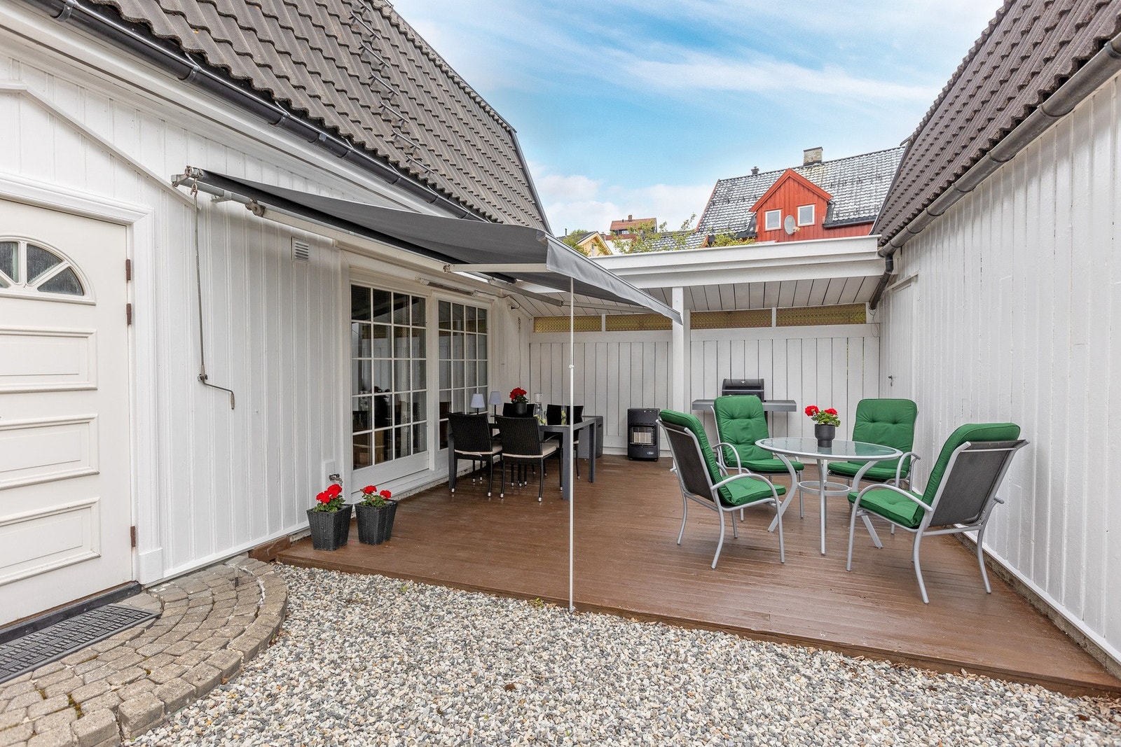 Koselig platting utenfor inngangsdøren. Galleribilde