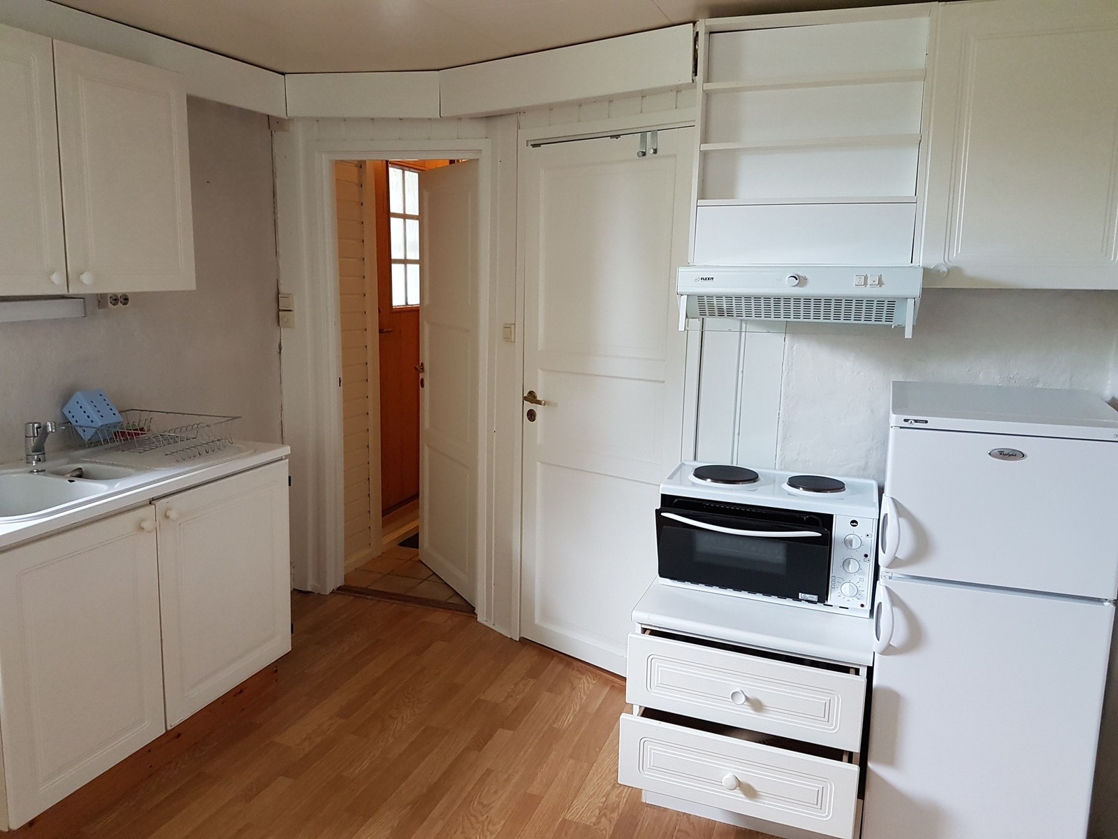 Det er kjøkkenkrok i oppholdsrommet med innredning og oppvaskkum. Galleribilde