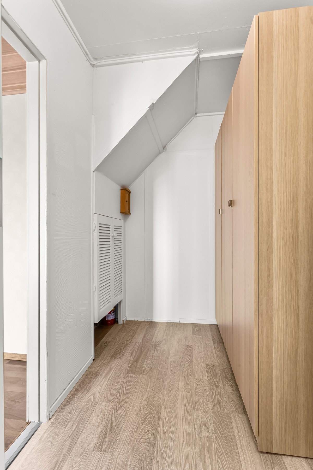 God plass til lagring under trapp, det følger også med en kjellerbod på ca. 4 kvm. Galleribilde