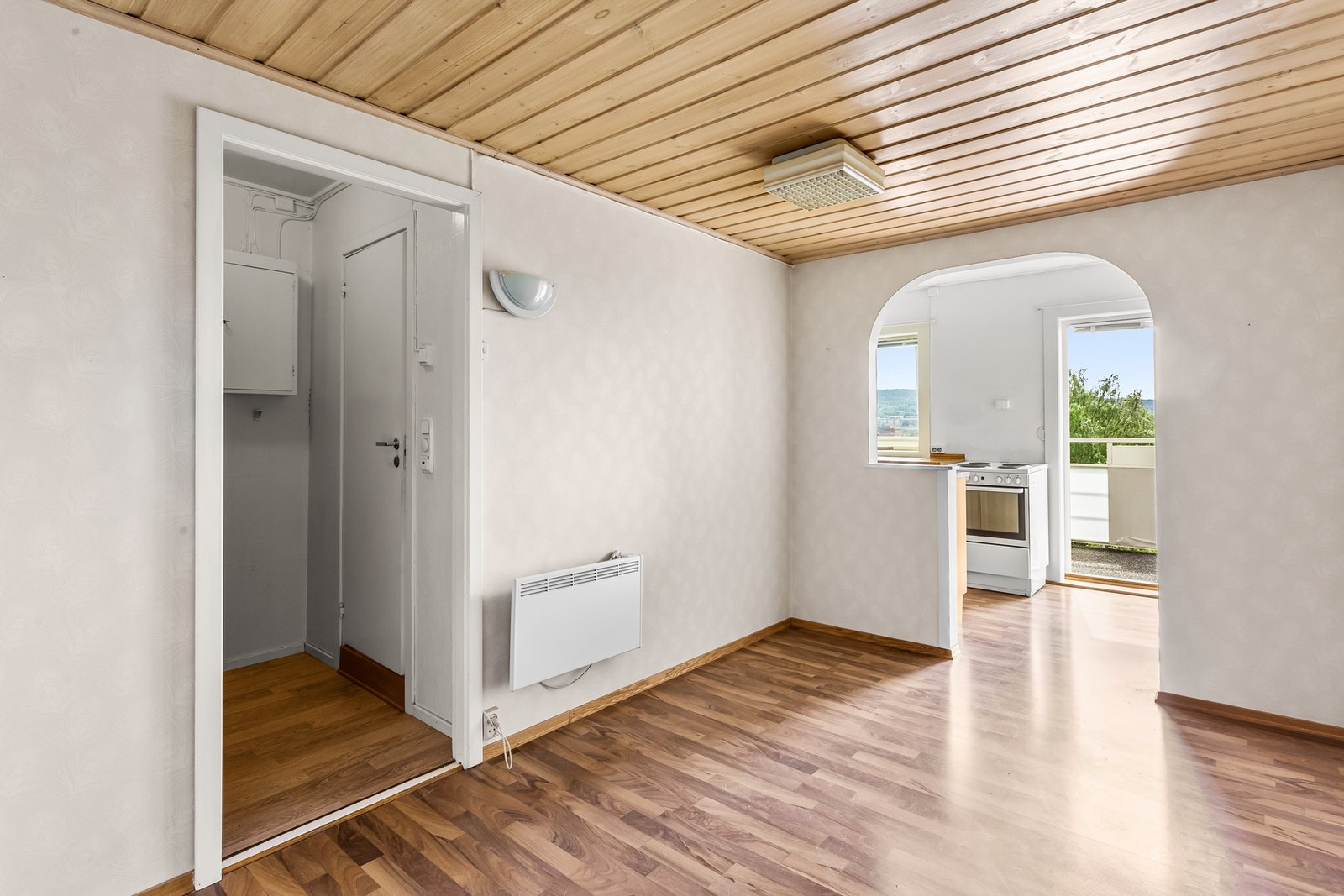 Kjøkkenløsningen er romslig og gir plass til eget spisebord. Galleribilde