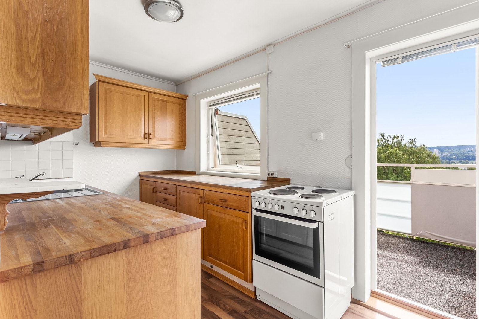 Komfyr og kombiskap (kjøl/frys) medfølger. Galleribilde