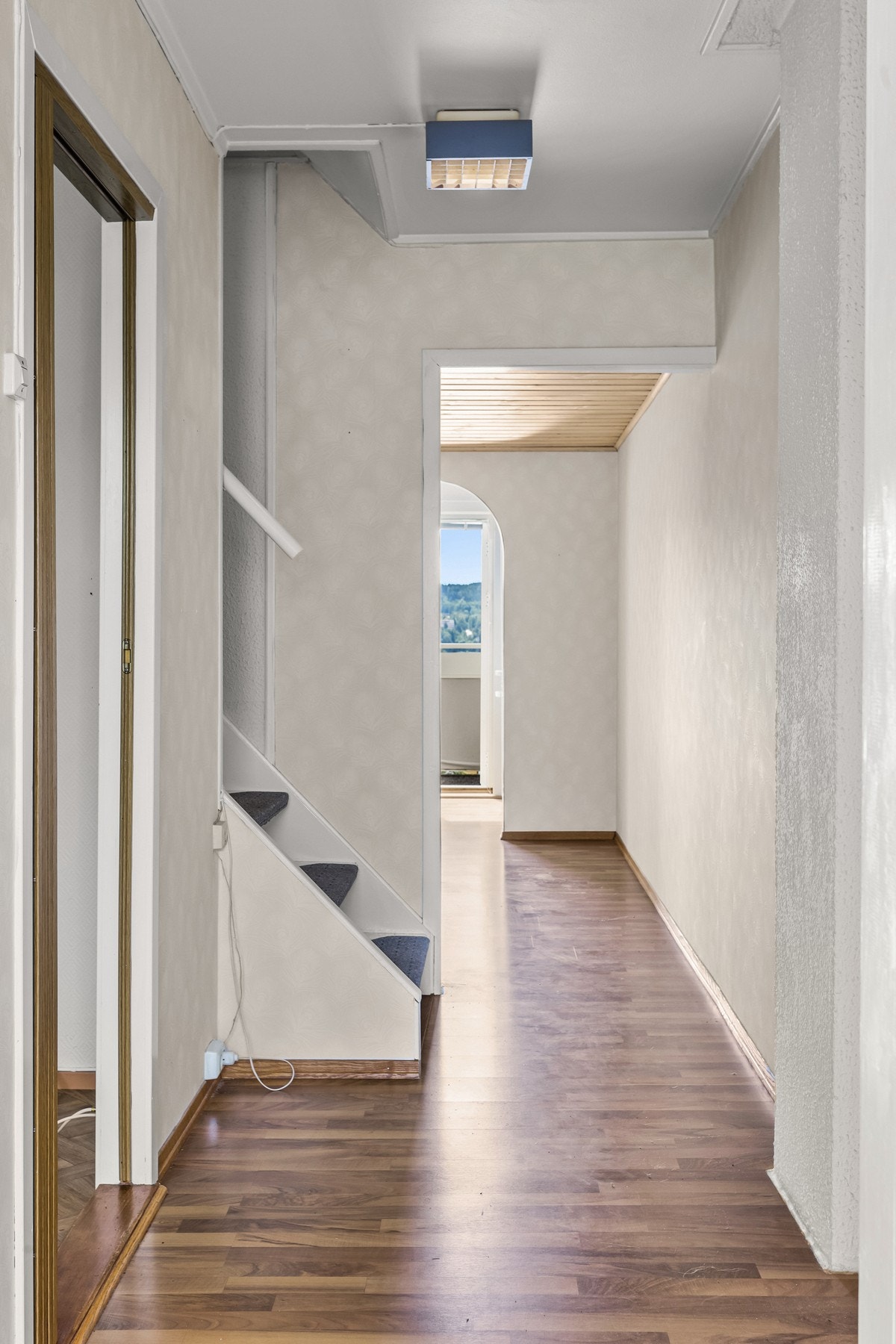 Inngangspartiet har en funksjonell planløsning med god plass til oppbevaring. Galleribilde