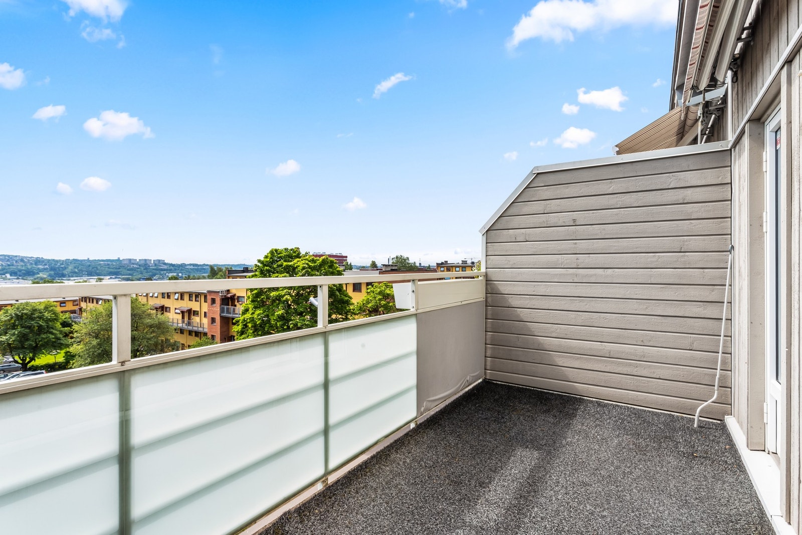 Balkongen på ca. 8 kvm som byr på svært gode solforhold hele dagen. Galleribilde