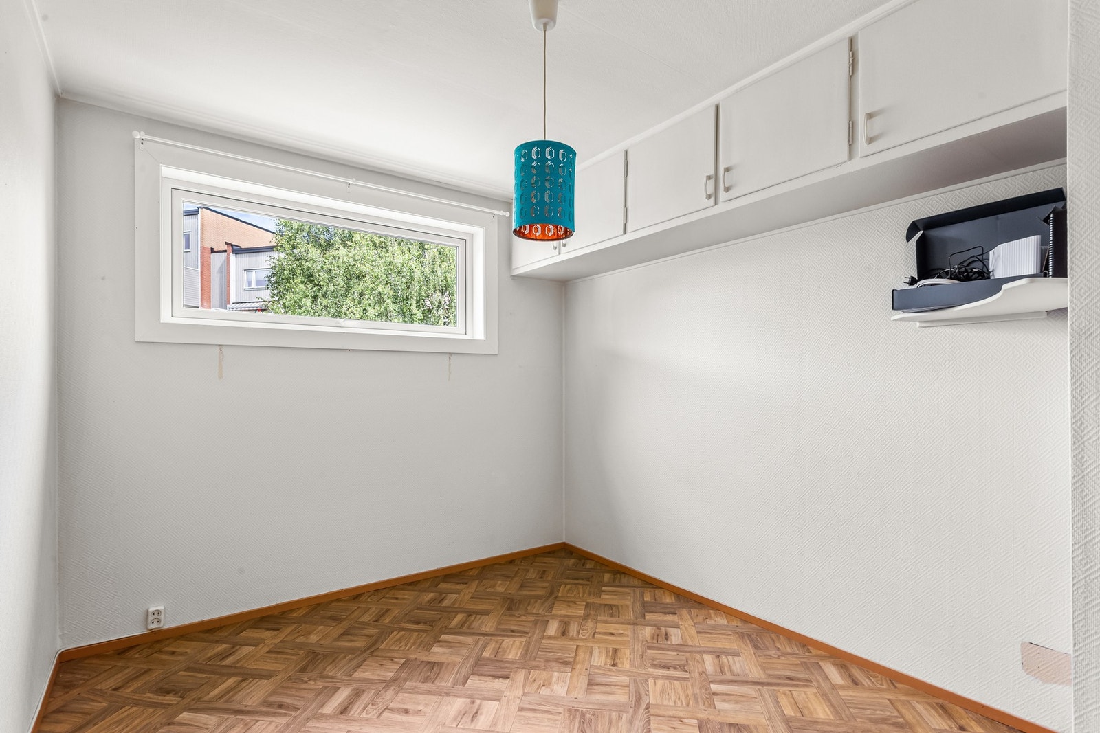 Hovedsoverommet ligger i 3. etasje og er belagt med linoleum, og veggene er kledd med malt strie. Galleribilde