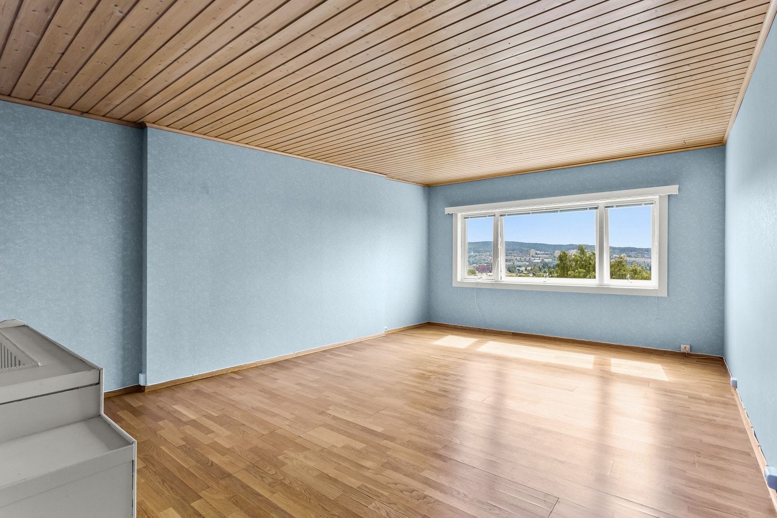 Skråtak gir varierende takhøyde fra ca. 2,27 til 2,60 meter og tilfører rommet særpreg. Galleribilde