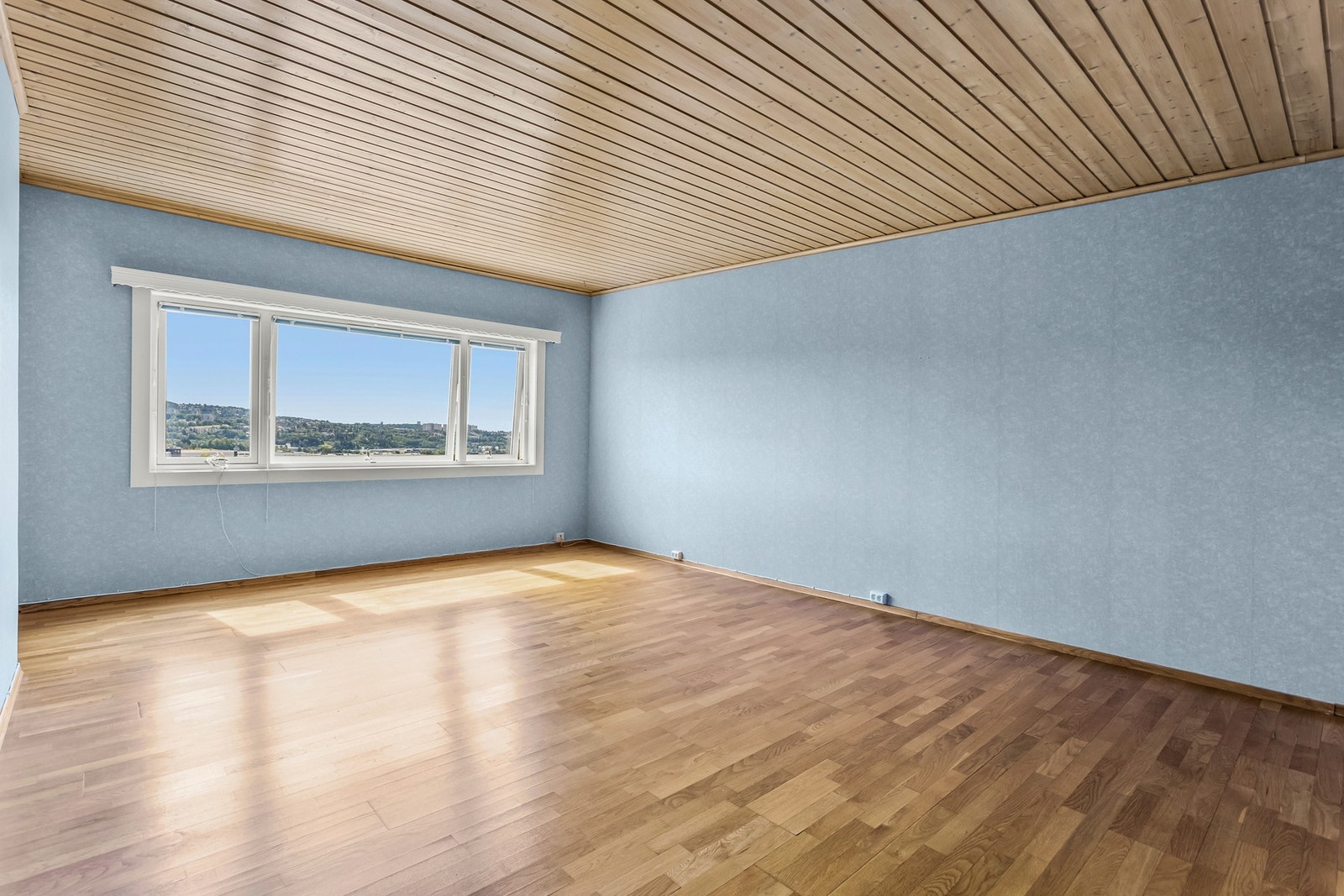 Romslig 3 roms (opprinnelig 4 roms) over 2 plan. Galleribilde