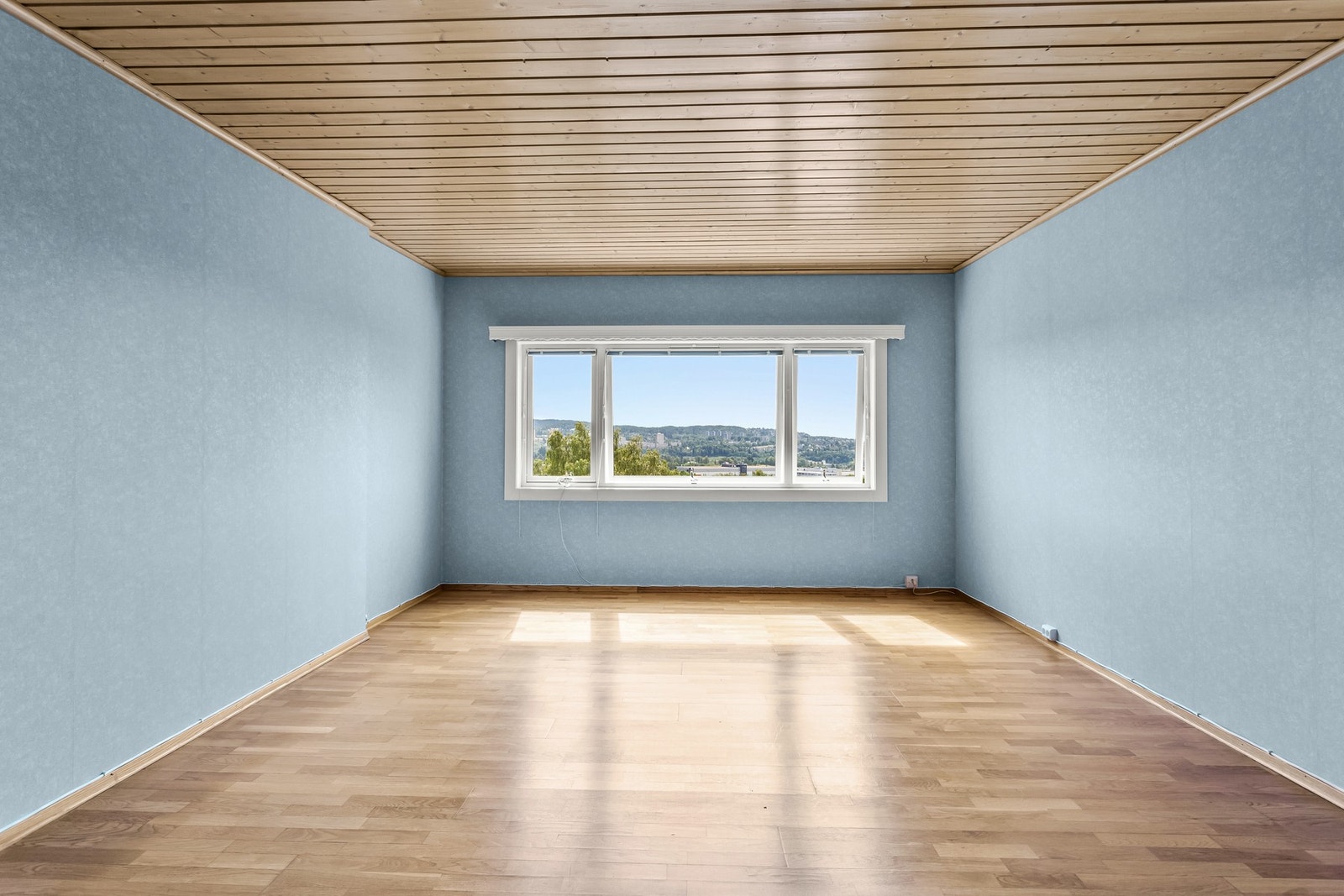 Stuen ligger i boligens øverste etasje og har god planløsning med fleksible møbleringsmuligheter. Galleribilde