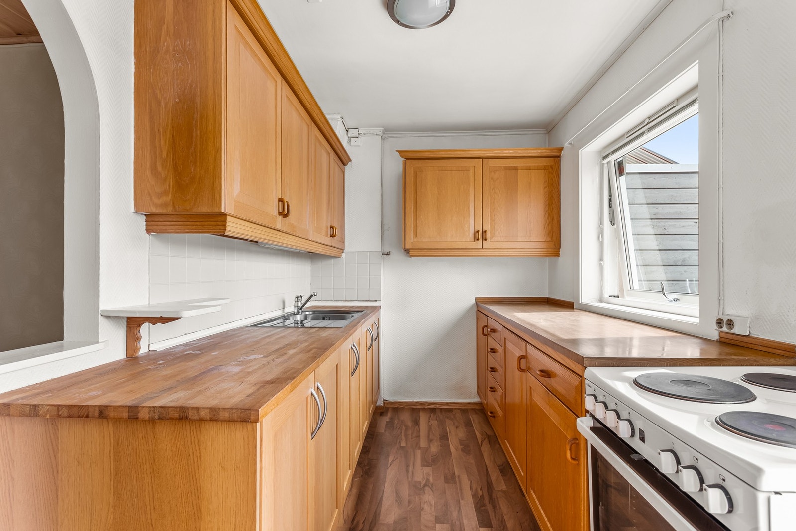 Kjøkken med benkeplate i heltre eik mot vegg. Galleribilde