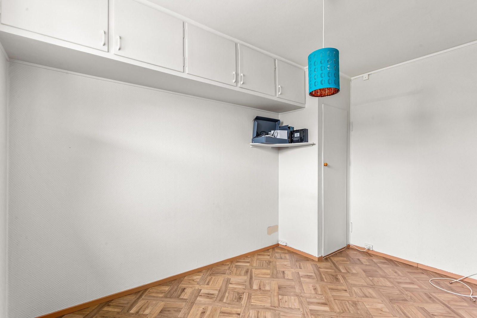 Plassbygde skap med malte fronter og gir gode oppbevaringsmuligheter. Galleribilde