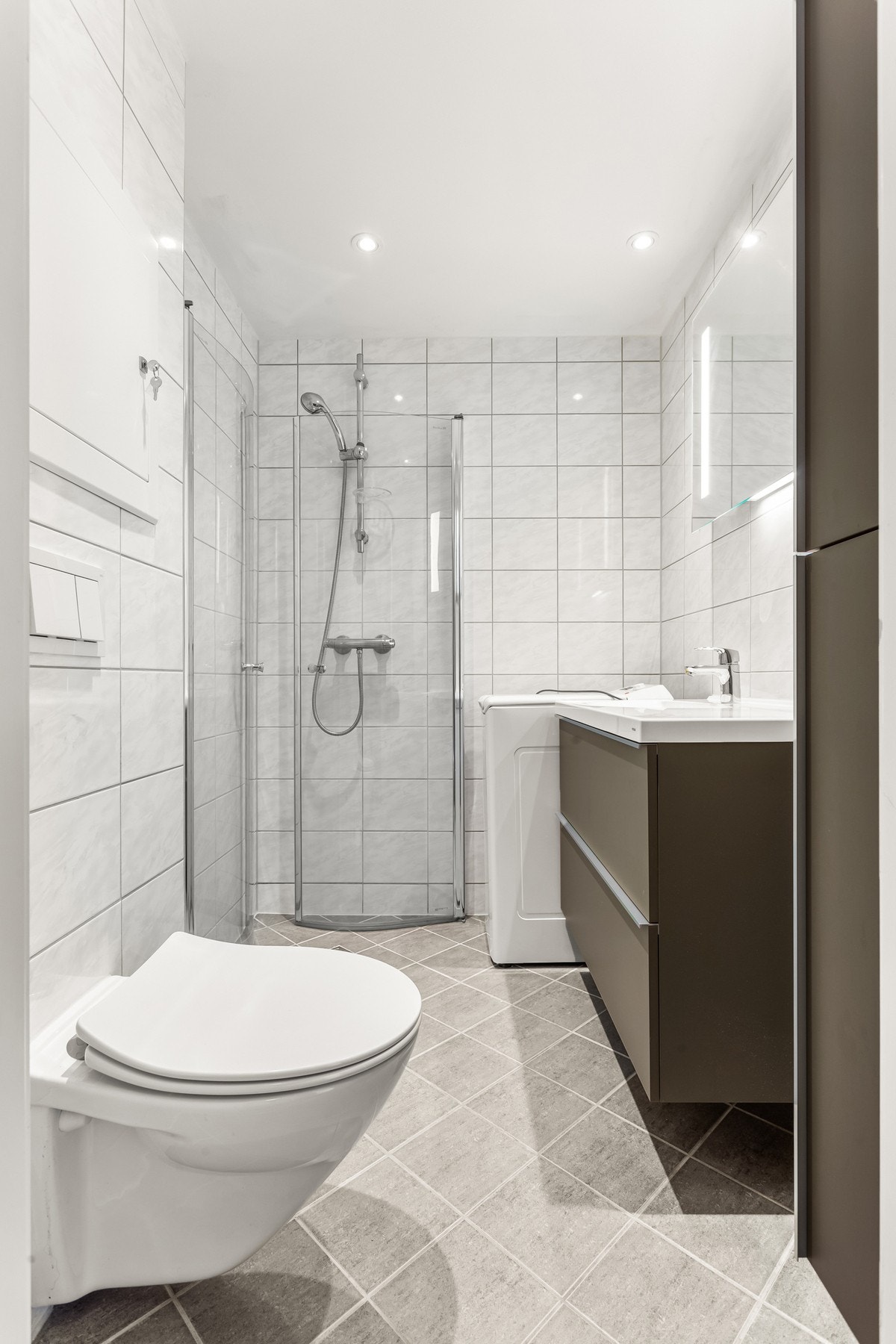 Badet ble totalt modernisert i 2016 i regi av borettslaget. Tidløse fliser på gulv og vegg samt gulvvarme. Galleribilde