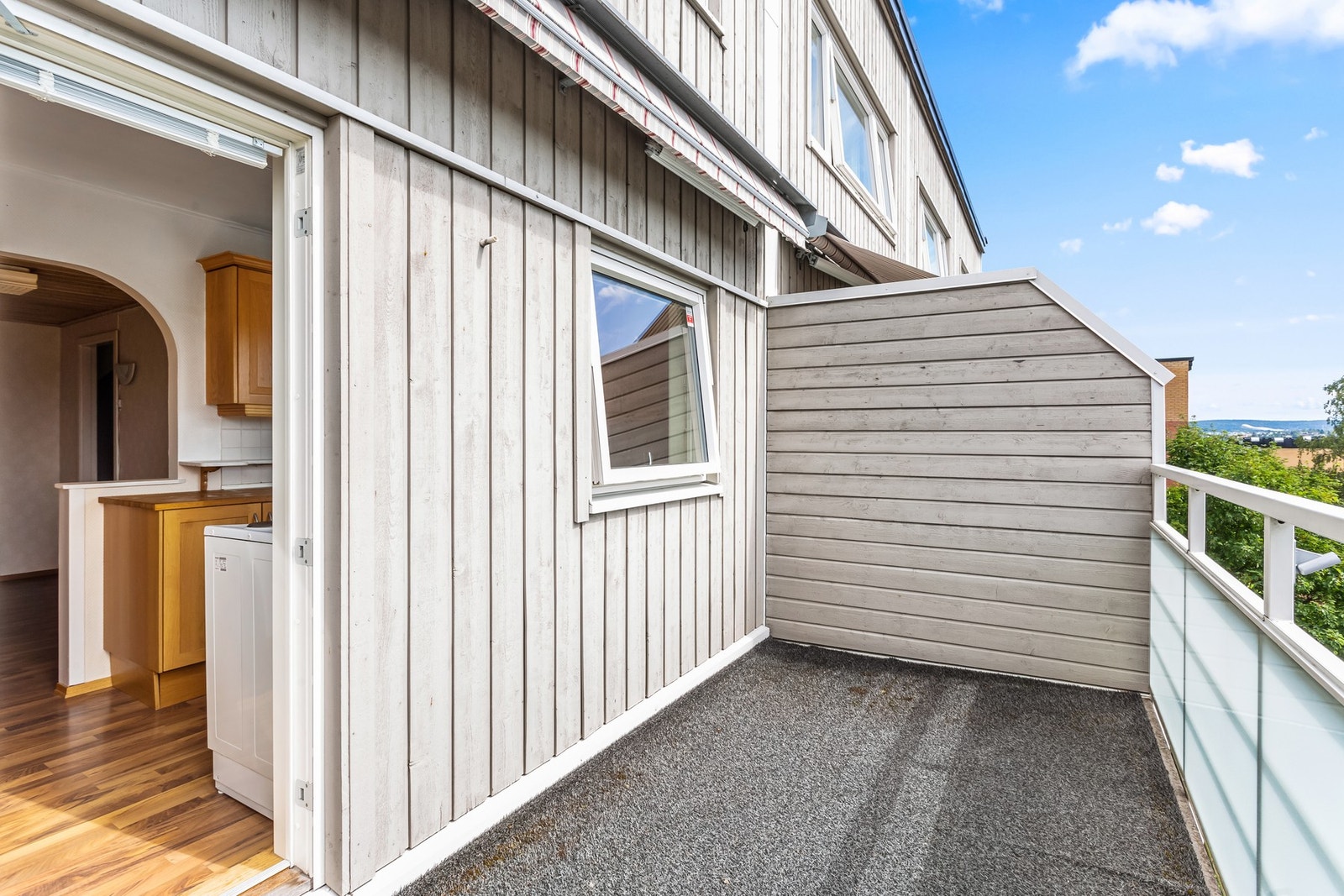 Det er montert en manuell markise for solskjerming. Galleribilde