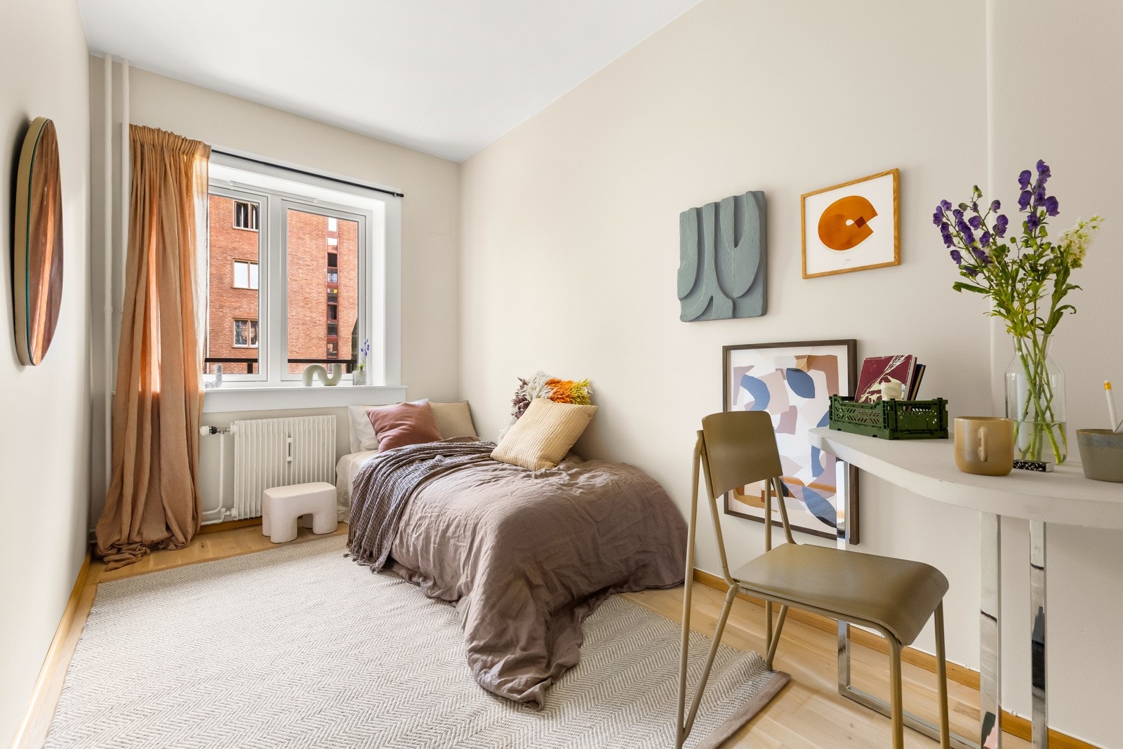 Soverom II har også nyslipt parkett fra 2025 og lyse vegger fra 2025 i moderne farger. Det store vinduet gir godt med naturlig lys. Galleribilde