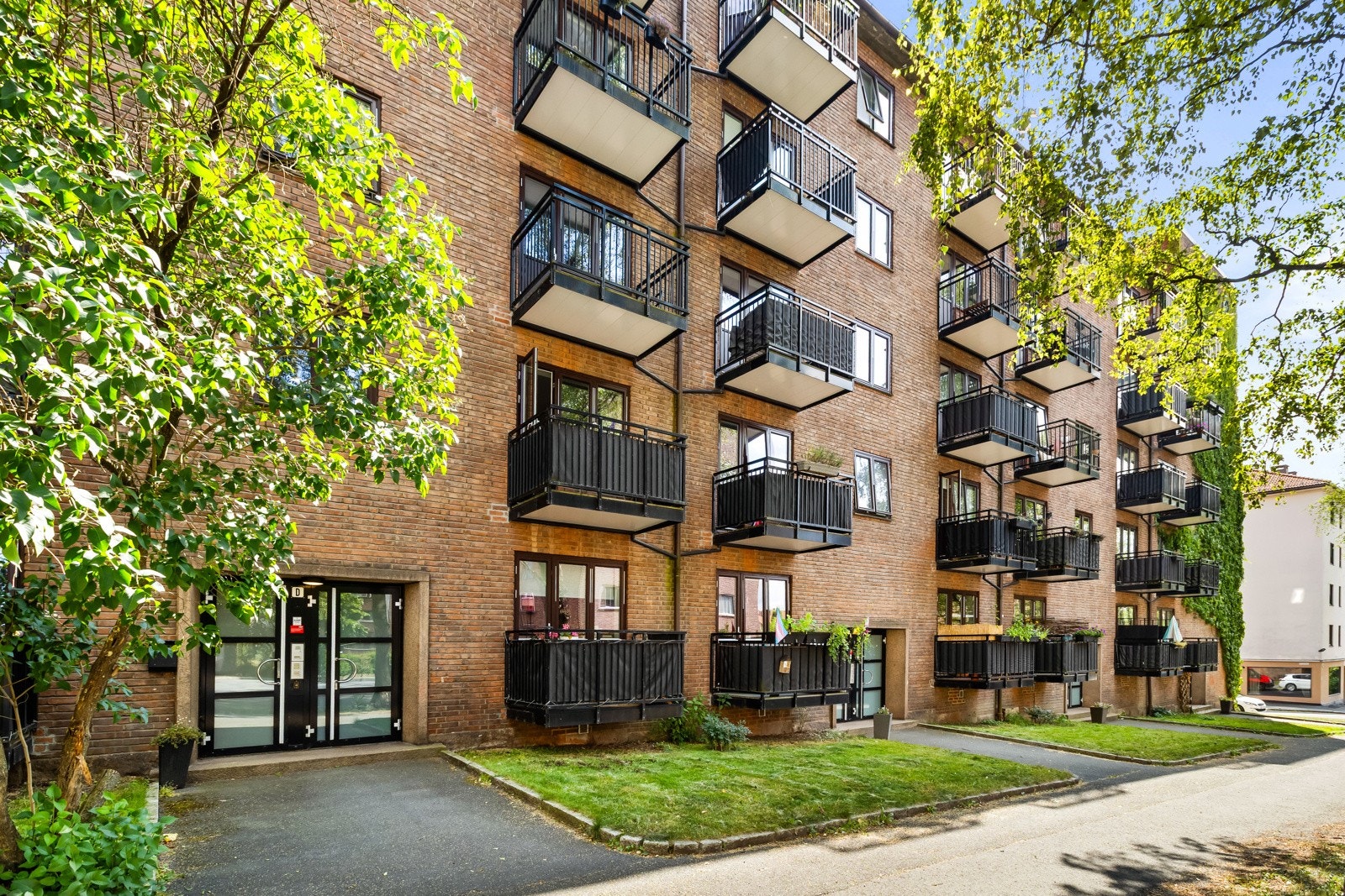 Selgers ord: "Leiligheten ligger øverst i en rolig gate, med kort vei til de sjarmerende områdene Sagene og Torshov". Fasaden ble oppgradert på 2000-tallet. Galleribilde