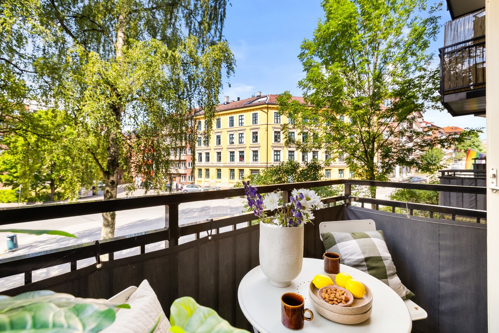 Fra stuen har du tilgang til en vestvendt balkong på ca. 3 m² med ettermiddagssol. Trærne foran balkongen gir lite innsyn. Galleribilde