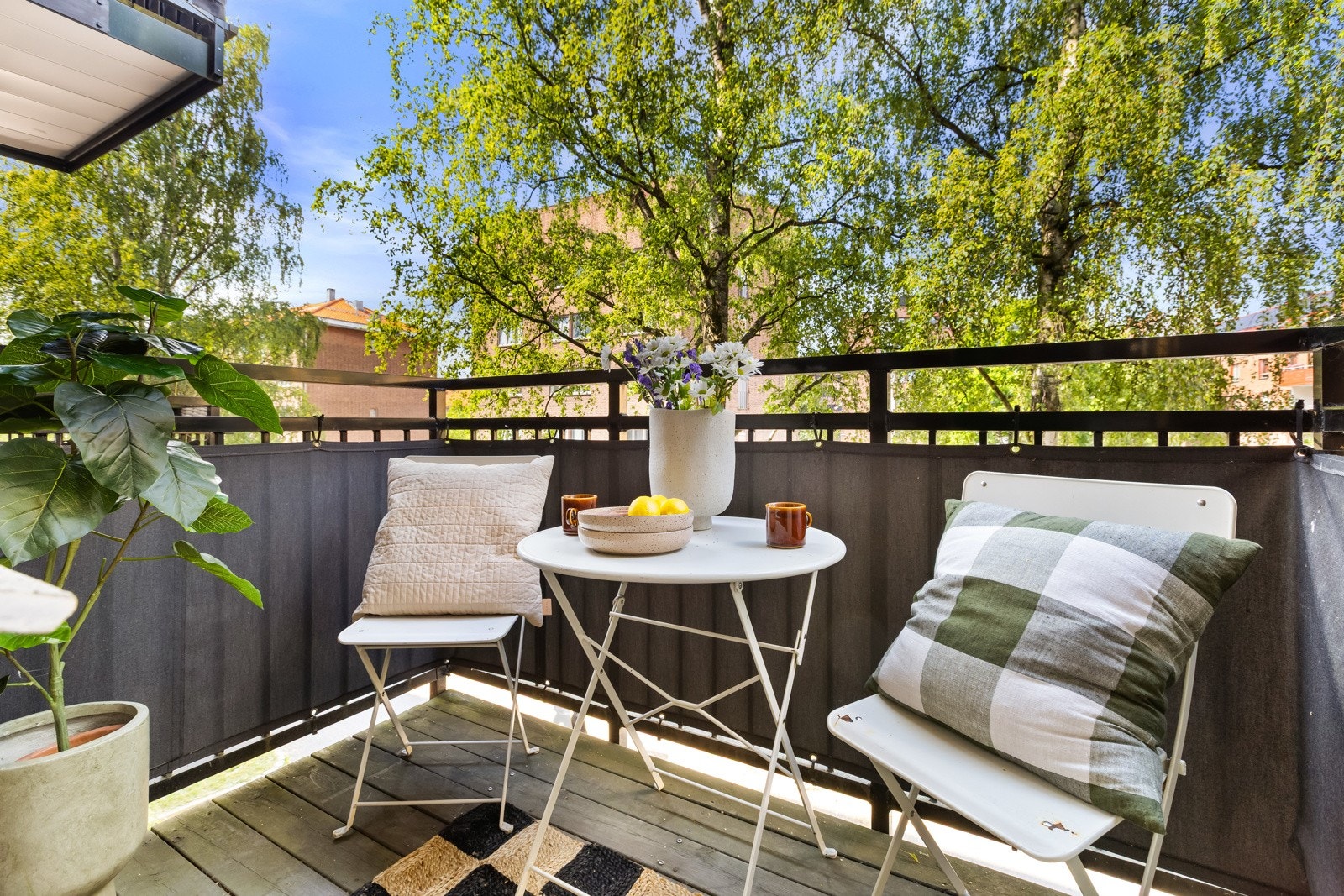 Selgers ord: "De to balkongene er absolutt favoritter. Her har vi nytt både morgenkaffe og grilling på varme sommerdager." Galleribilde