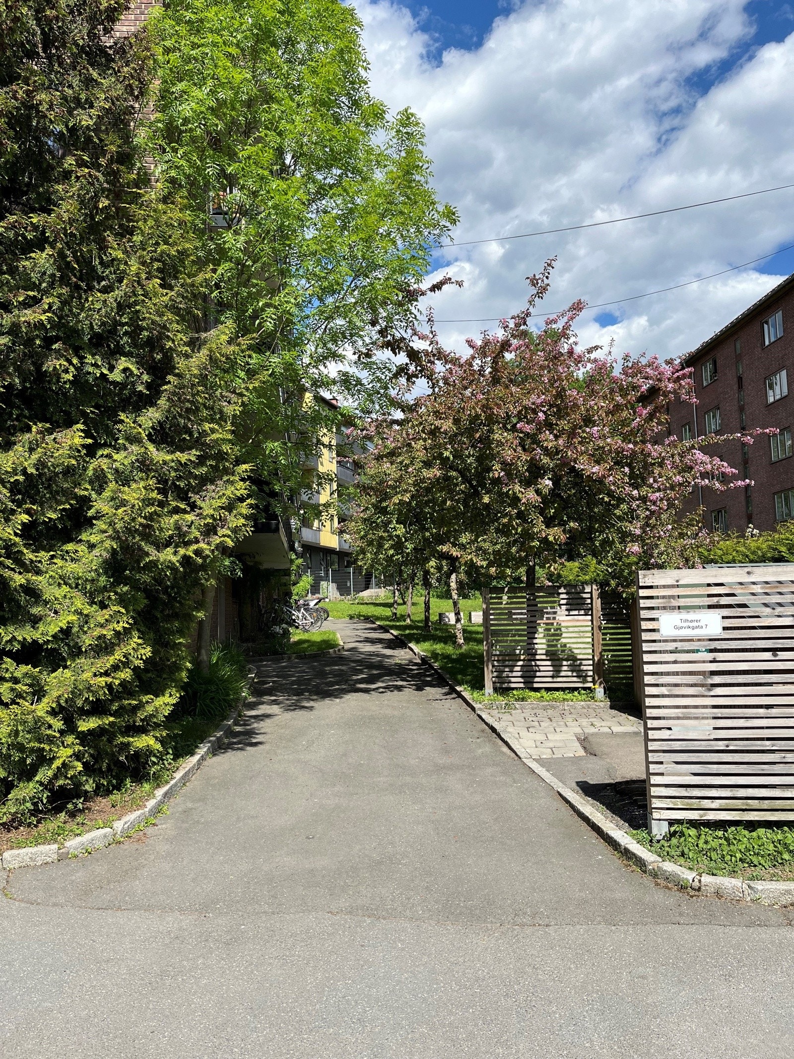 Området er godt tilrettelagt med sykkelparkering og moderne avfallshåndtering. Galleribilde