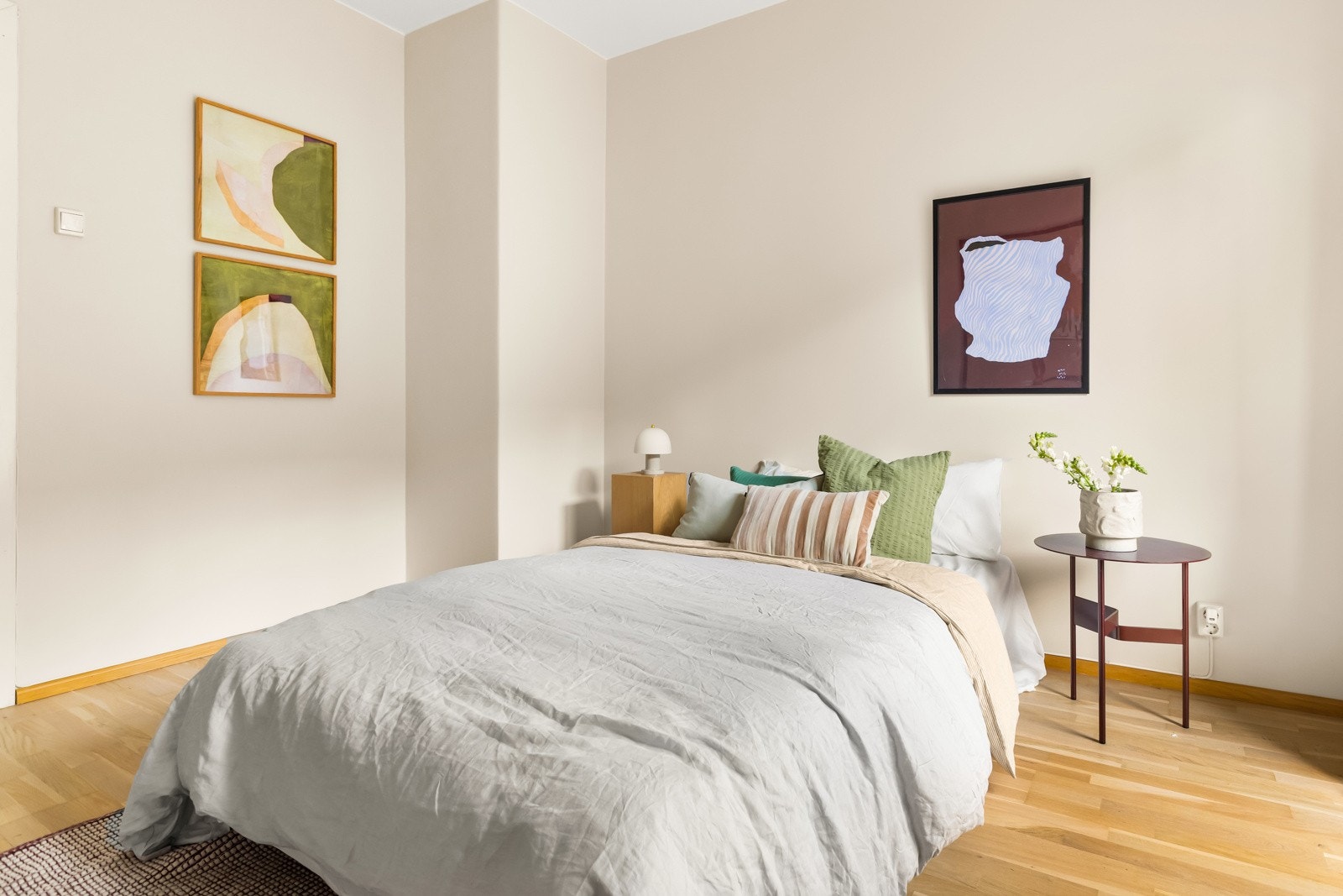 Soverommet har nyslipt parkett fra 2025, lyse malte vegger fra 2025 og et stort vindu som gir rikelig med naturlig lys. Galleribilde