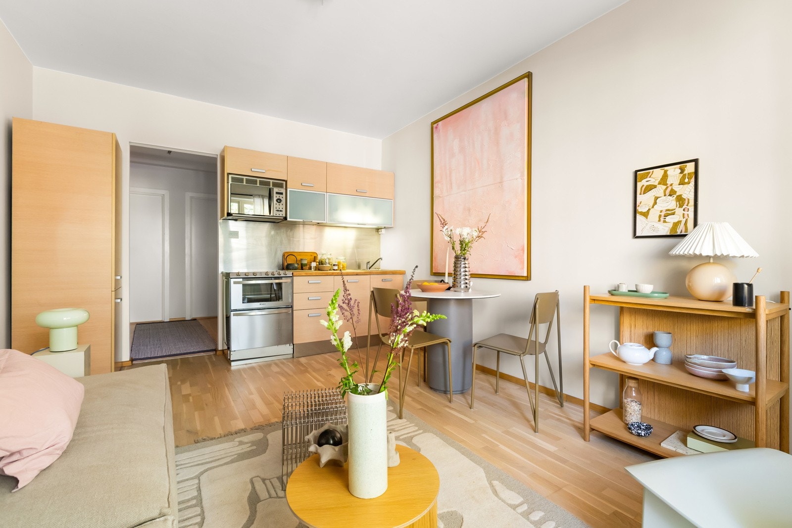 Kjøkkenet har en benkeplate i heltre, stålplate på vegg og overskap med belysning. Nåværende eier har installert en kombi stekeovn/oppvaskmaskin, og kjøle-/fryseskap. Galleribilde