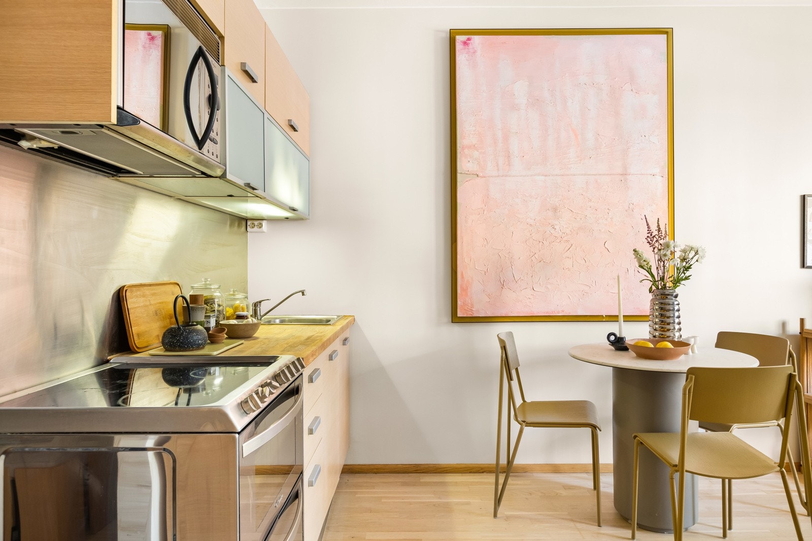 Det er IN-ordning på borettslaget sine lån. P.d.d. er renten på 5,54%. Felleskostnadene ekskludert gjeld er på ca. kr. 4.343. Galleribilde