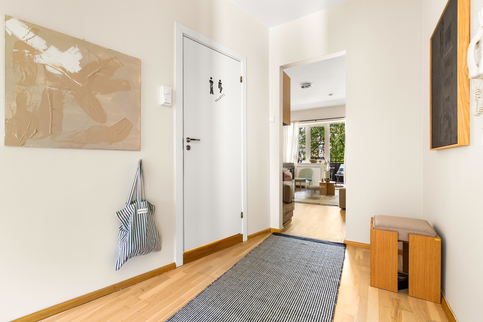 Entréen har god oppbevaringsplass for ulike klær, og har i likhet med de øvrige rommene nyslipt parkett og nymalte overflater. Galleribilde