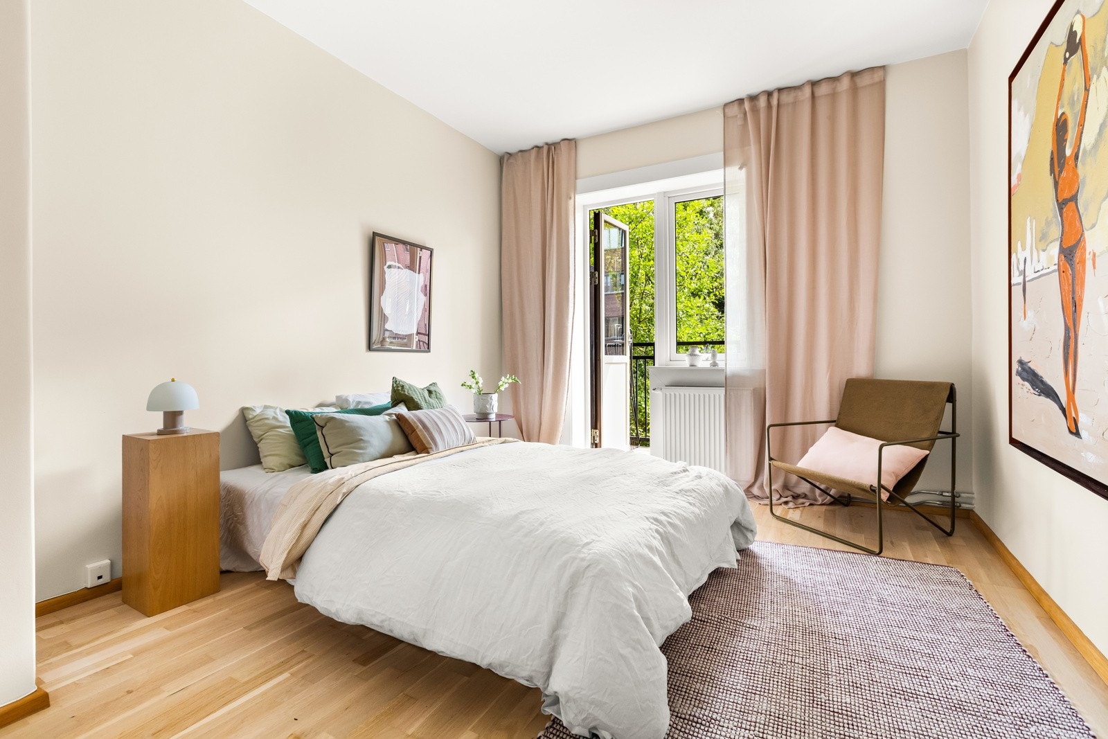 Det store hovedsoverommet har god plass til dobbeltseng, nattbord og oppbevaring i et stort garderobeskap. Utgang til boligens andre balkong. Galleribilde